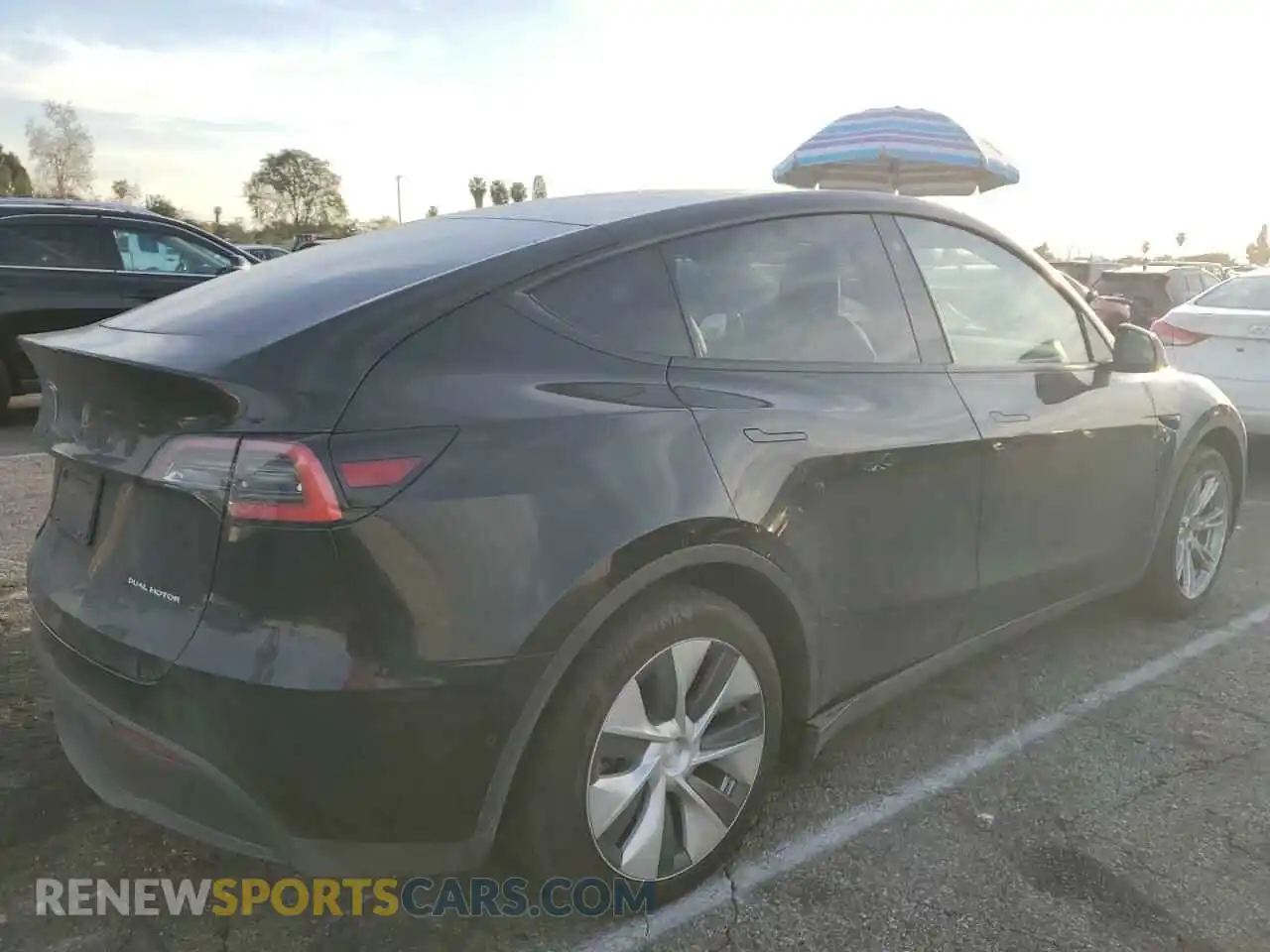 3 Photograph of a damaged car 5YJYGDEE5MF067565 TESLA MODEL Y 2021