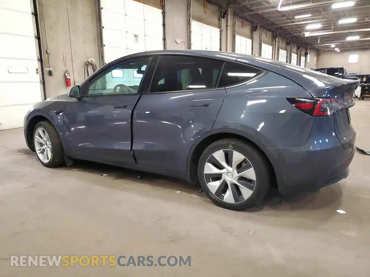 2 fotografías del automóvil dañado 5YJYGDEE5MF253171 TESLA MODEL Y 2021