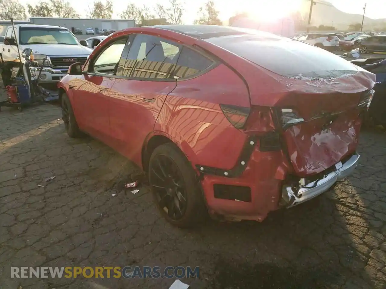 2 fotografías del automóvil dañado 5YJYGDEE6MF203881 TESLA MODEL Y 2021