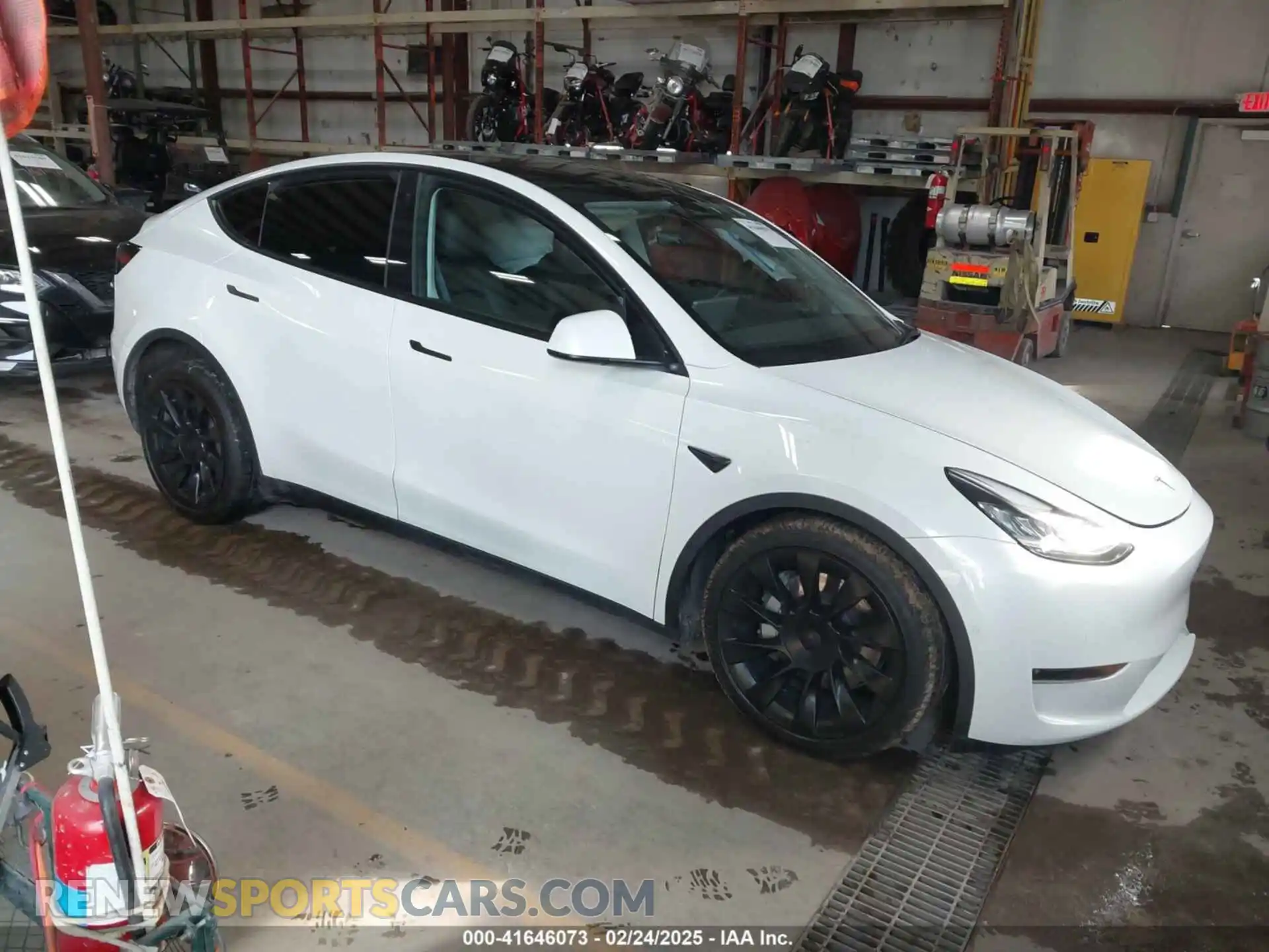 1 Photograph of a damaged car 5YJYGDEE7MF074713 TESLA MODEL Y 2021
