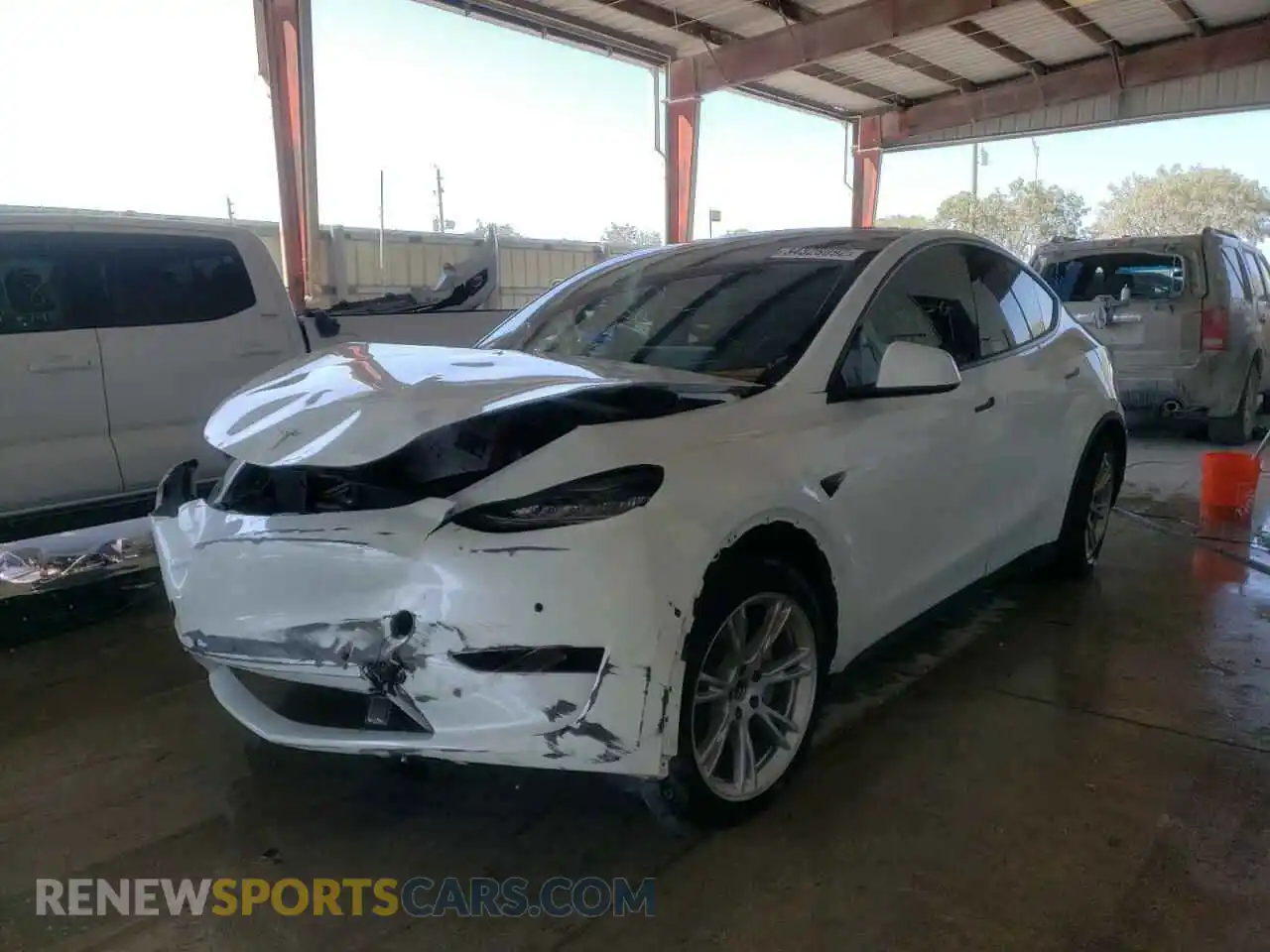 2 fotografías del automóvil dañado 5YJYGDEE7MF079846 TESLA MODEL Y 2021