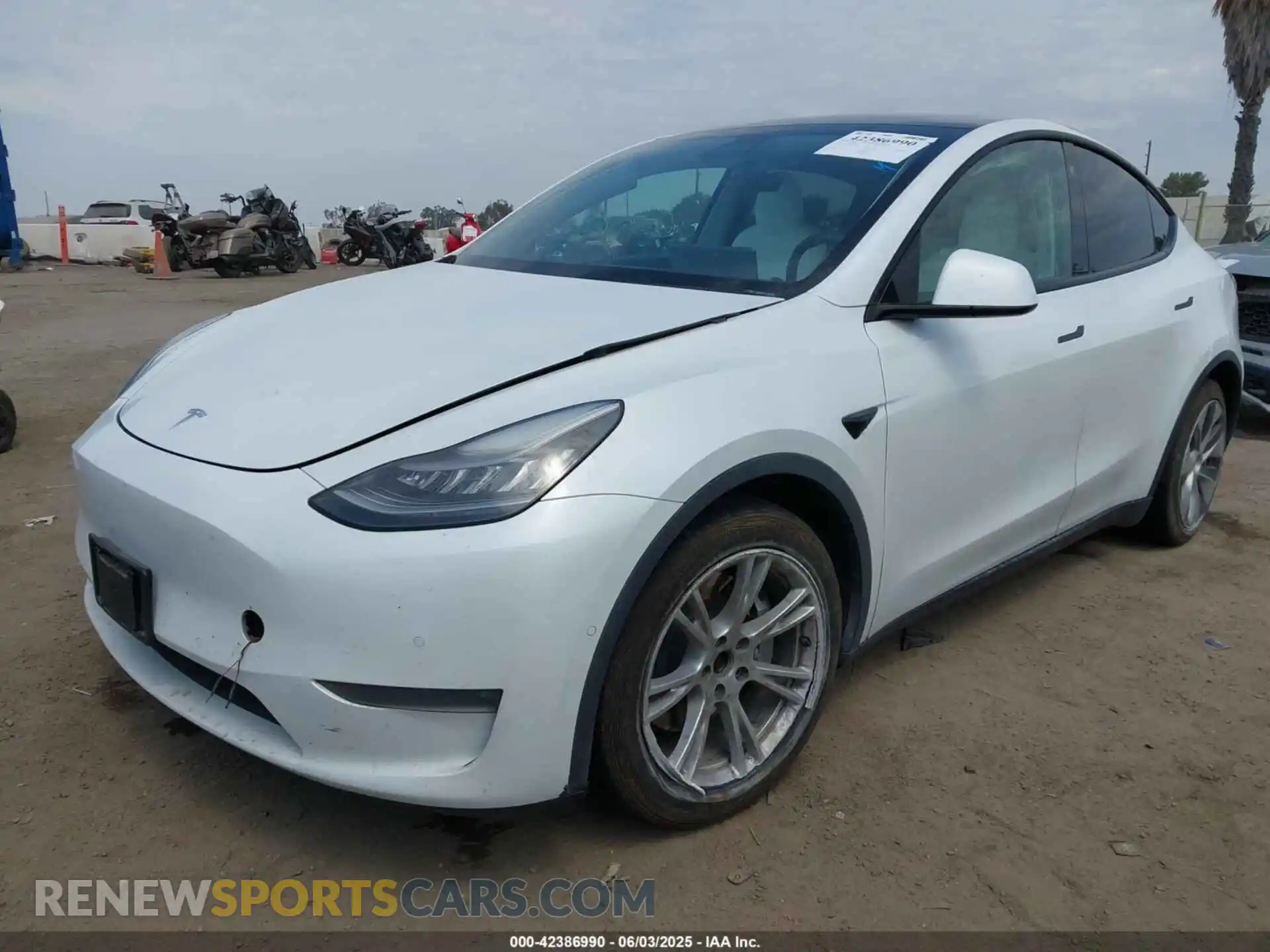 2 fotografías del automóvil dañado 5YJYGDEE7MF090894 TESLA MODEL Y 2021