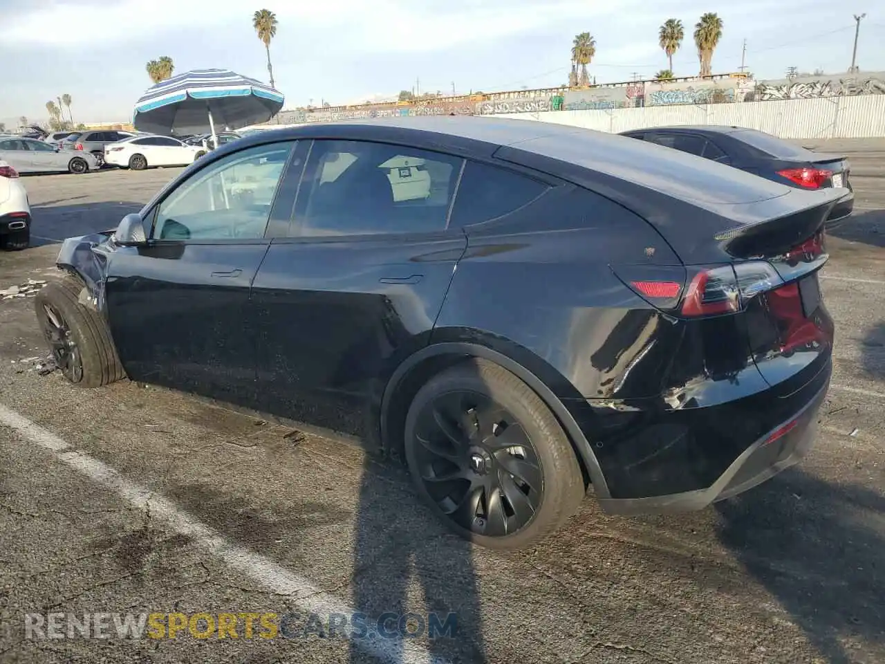 2 fotografías del automóvil dañado 5YJYGDEE7MF233116 TESLA MODEL Y 2021