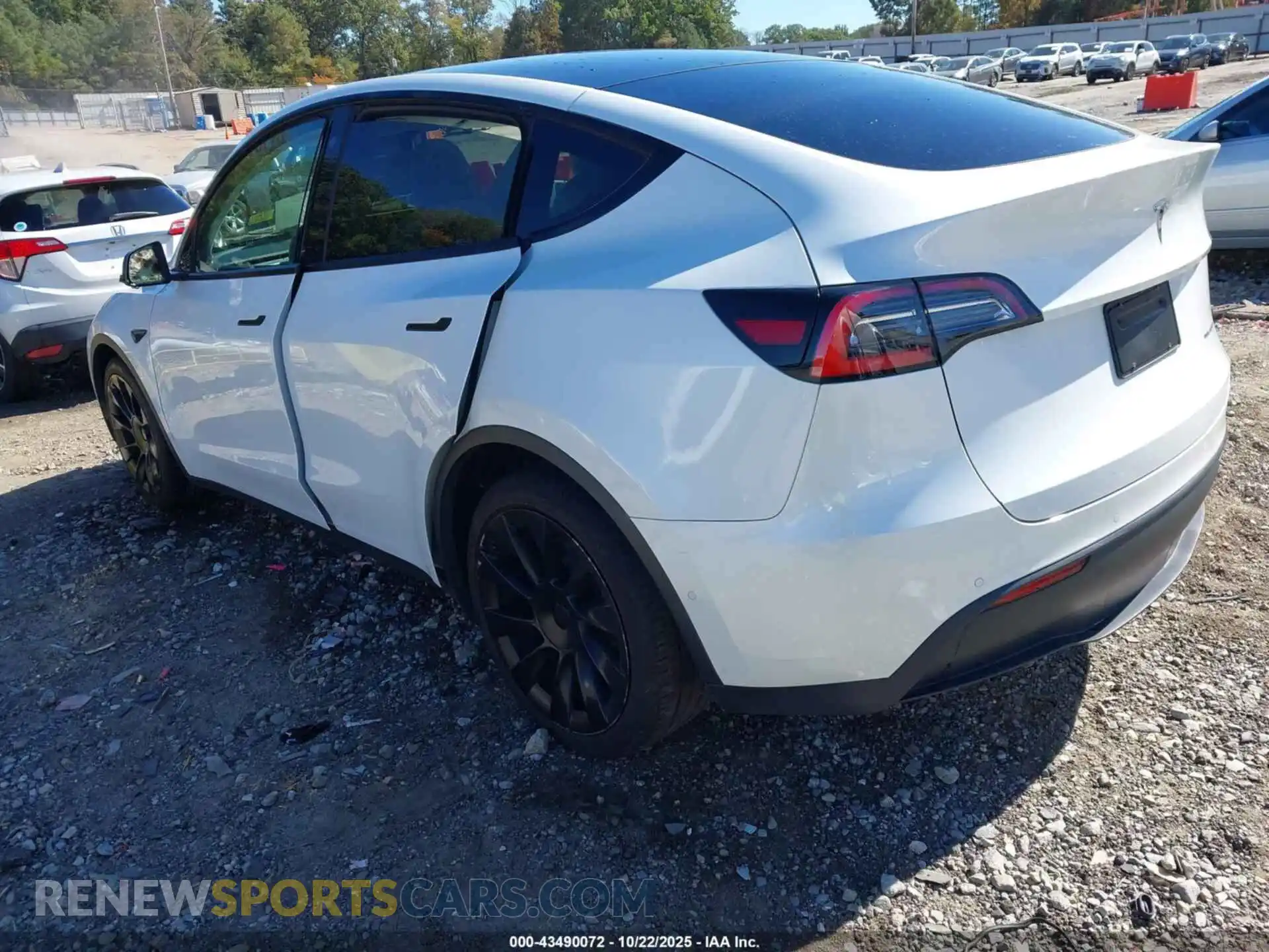 3 Photograph of a damaged car 5YJYGDEE8MF070945 TESLA MODEL Y 2021
