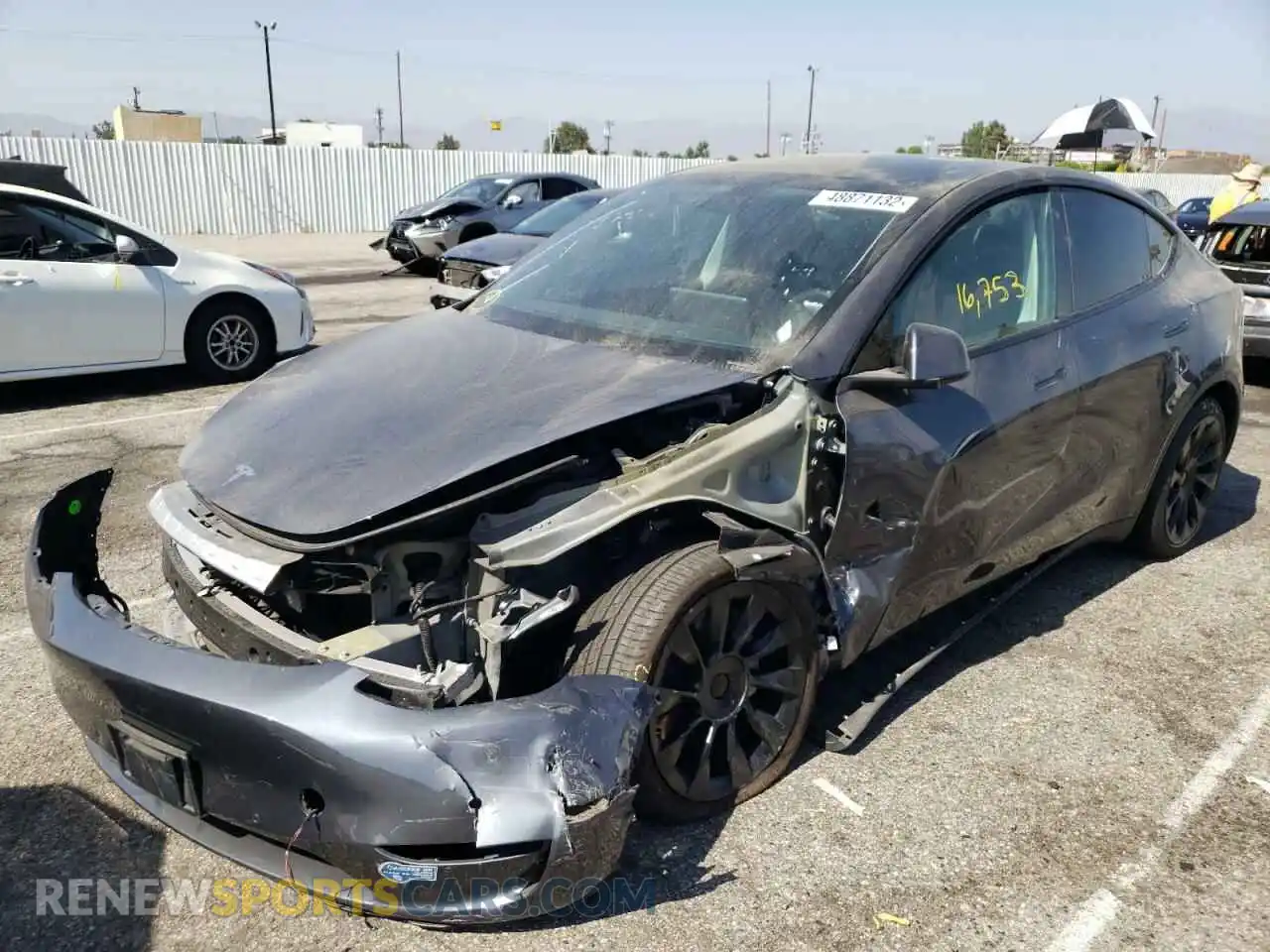 2 fotografías del automóvil dañado 5YJYGDEE8MF108285 TESLA MODEL Y 2021