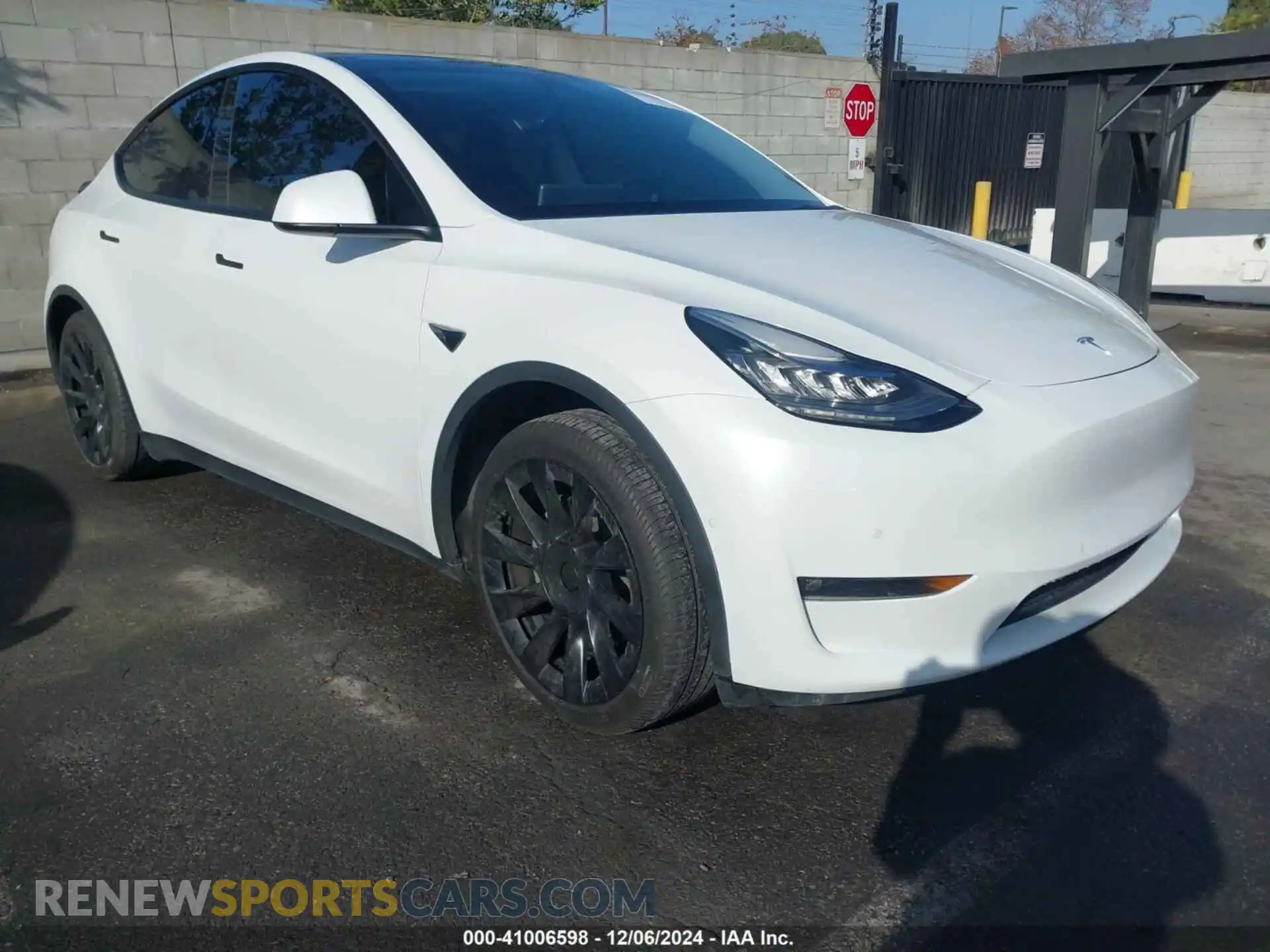 1 Photograph of a damaged car 5YJYGDEE8MF152710 TESLA MODEL Y 2021