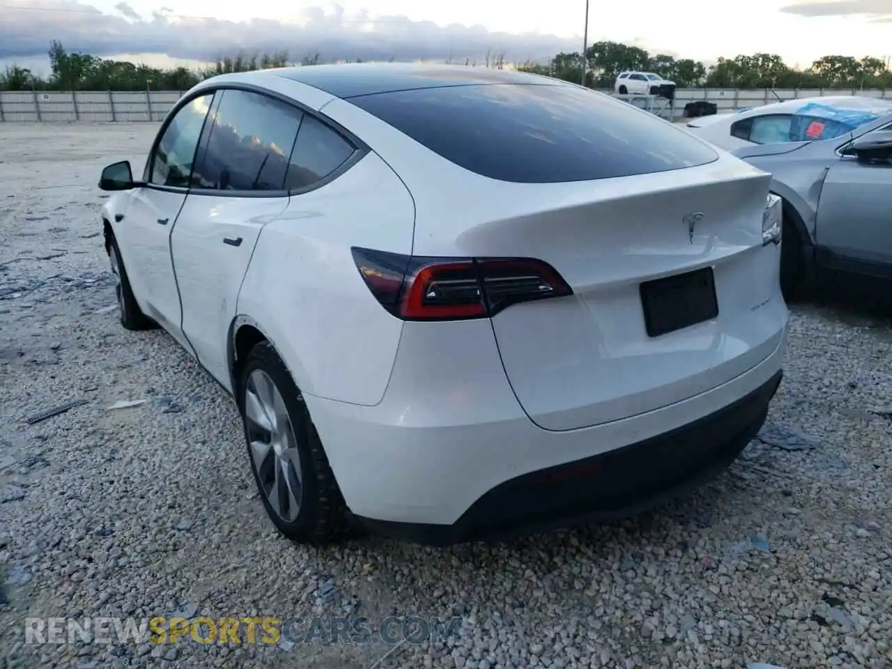 3 Photograph of a damaged car 5YJYGDEE8MF186873 TESLA MODEL Y 2021