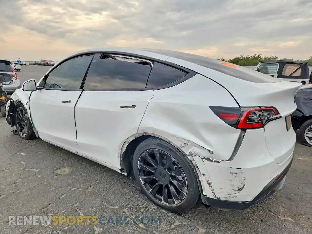 2 Photograph of a damaged car 5YJYGDEE9MF095675 TESLA MODEL Y 2021