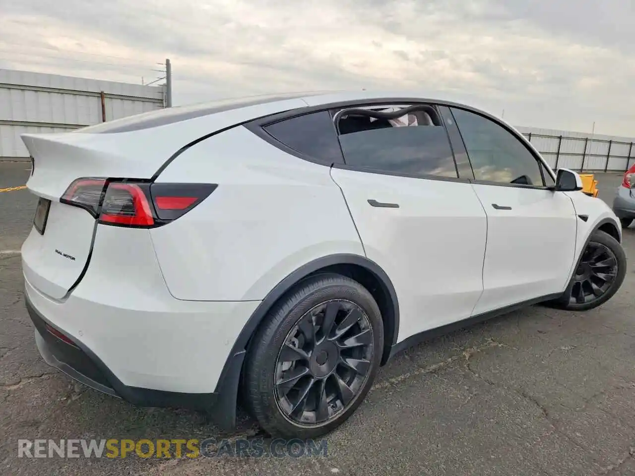 3 Photograph of a damaged car 5YJYGDEE9MF095675 TESLA MODEL Y 2021