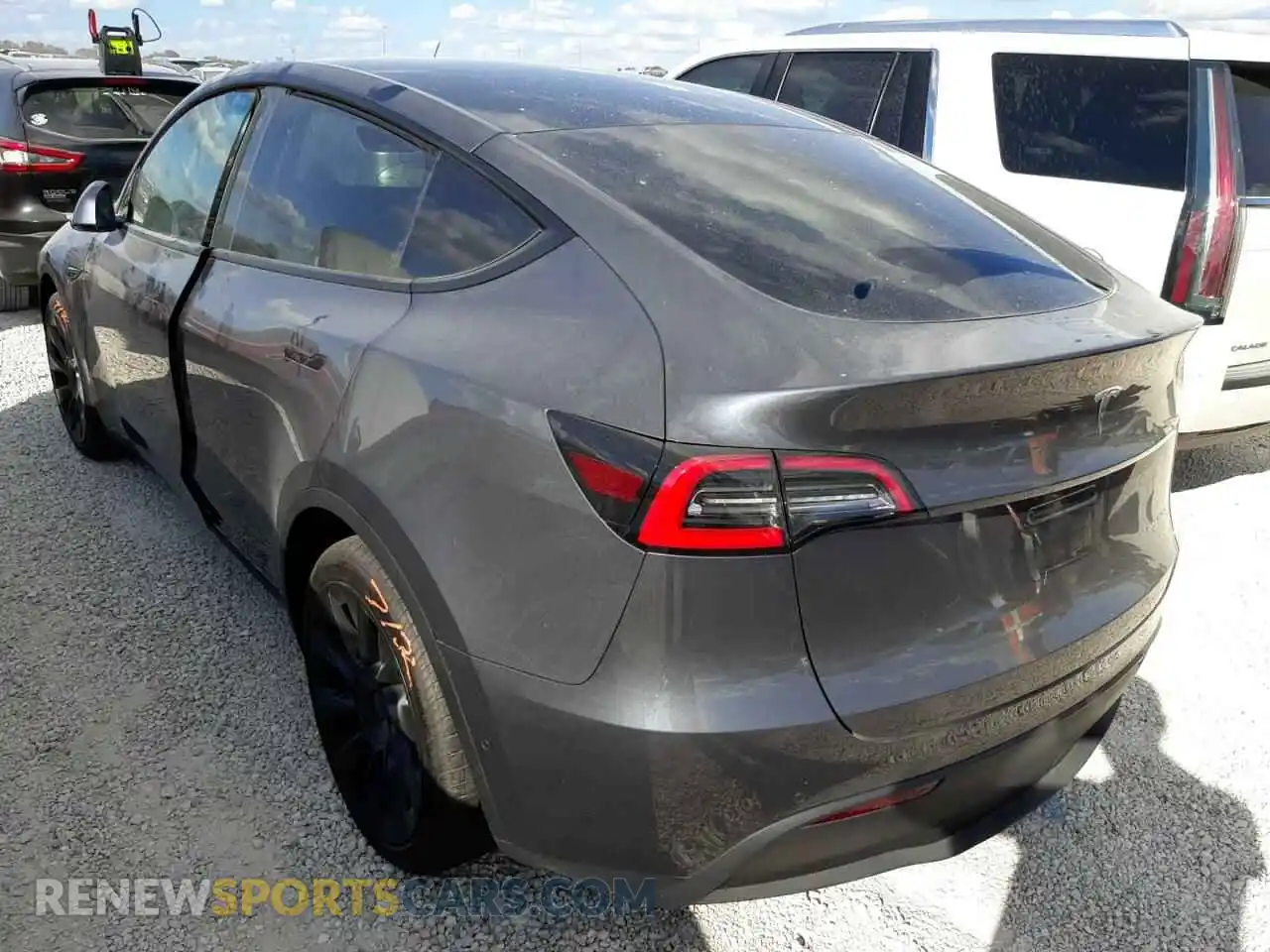3 Photograph of a damaged car 5YJYGDEE9MF108585 TESLA MODEL Y 2021