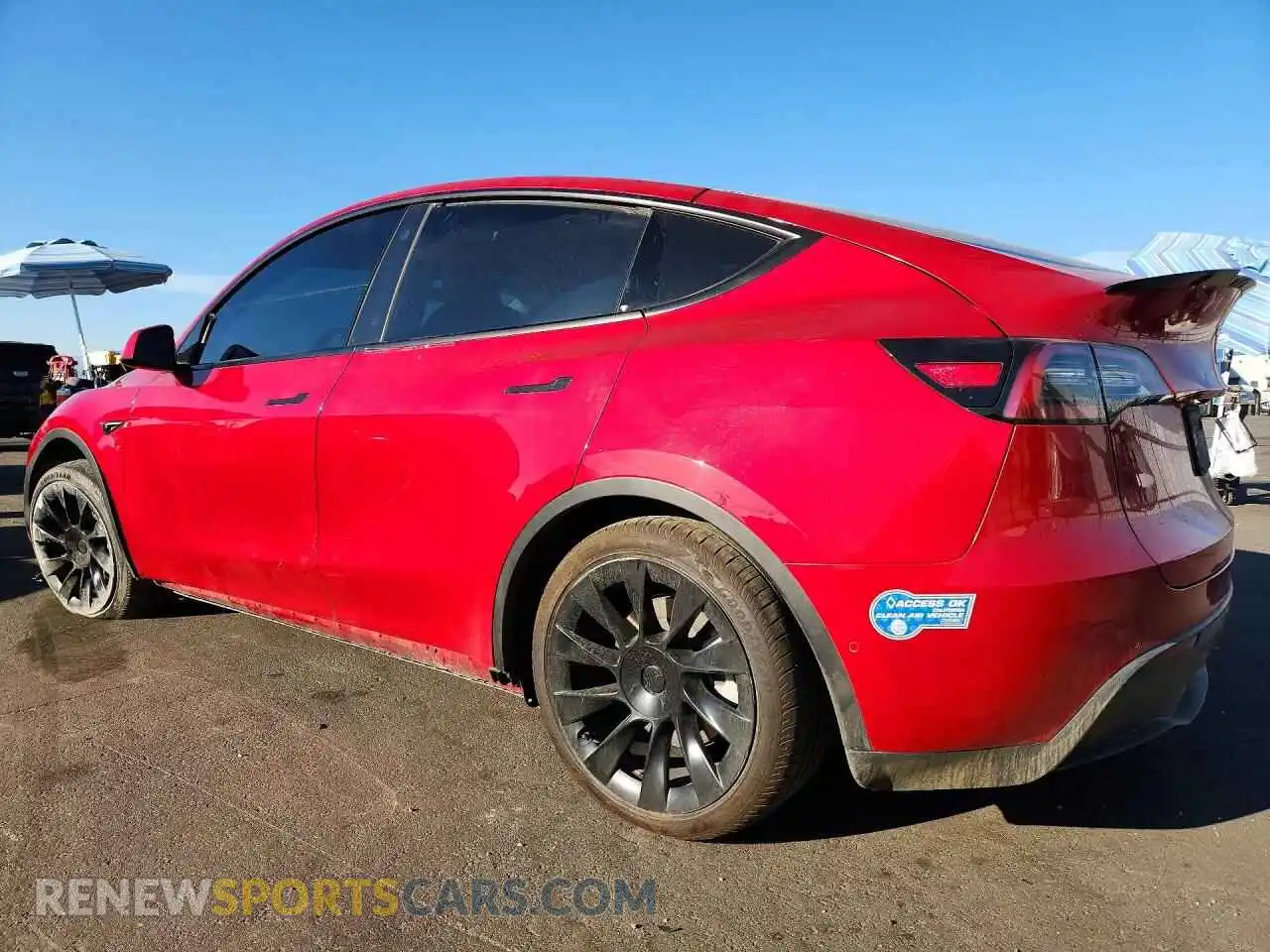 2 fotografías del automóvil dañado 5YJYGDEE9MF199423 TESLA MODEL Y 2021