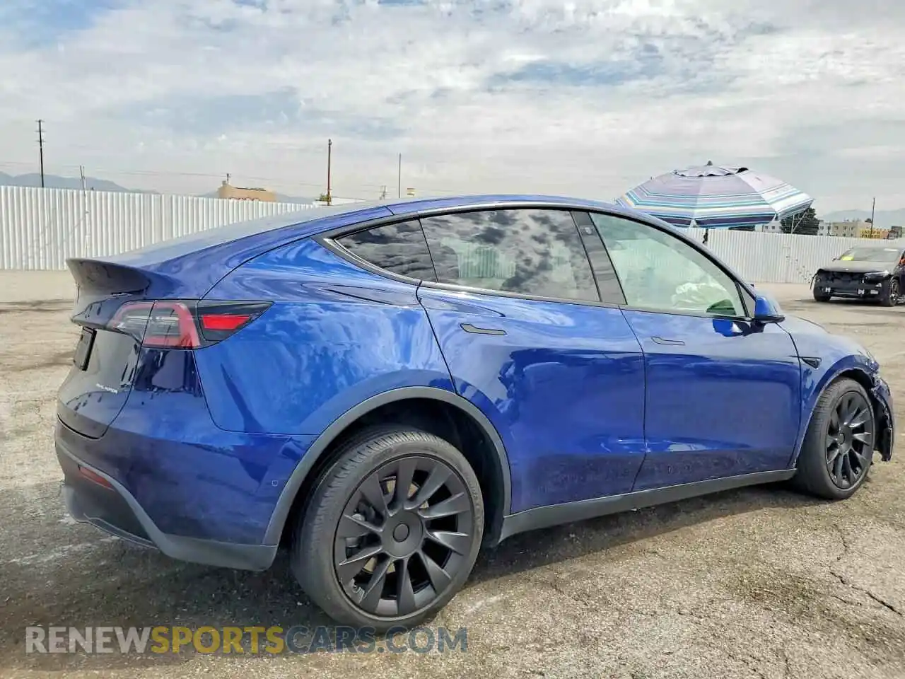 3 fotografías del automóvil dañado 5YJYGDEEXMF241520 TESLA MODEL Y 2021