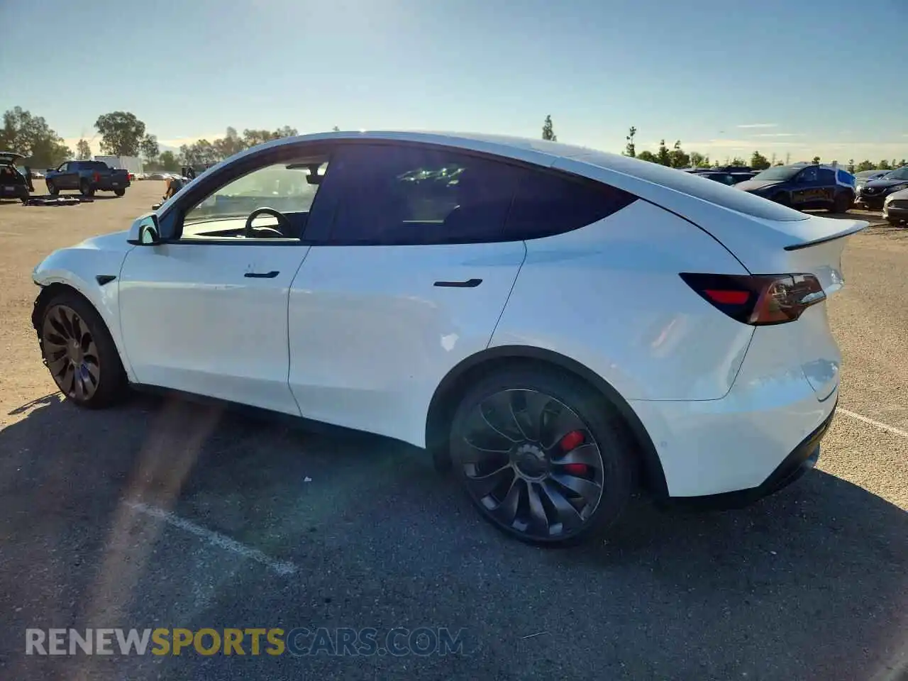 2 fotografías del automóvil dañado 5YJYGDEF3MF240086 TESLA MODEL Y 2021