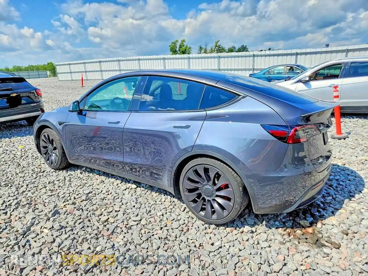 2 fotografías del automóvil dañado 5YJYGDEF5MF202195 TESLA MODEL Y 2021