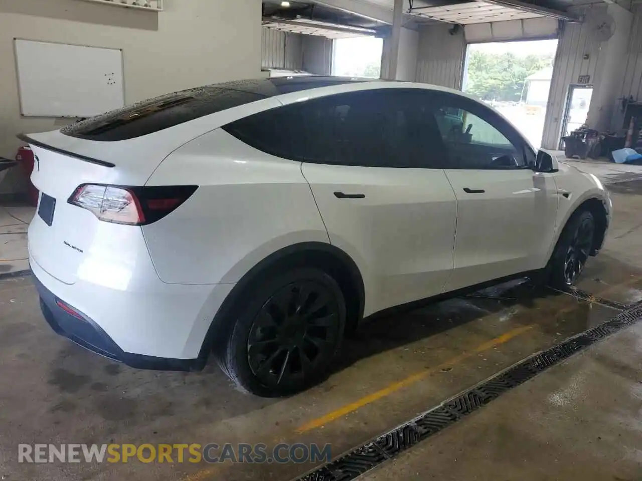 3 Photograph of a damaged car 7SAYGAEE2NF338455 TESLA MODEL Y 2022