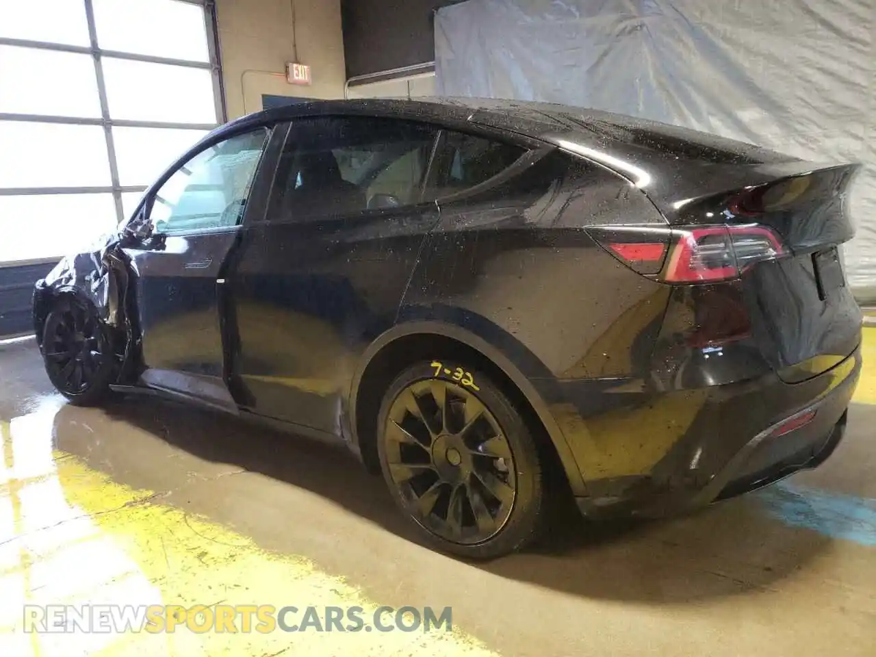2 Photograph of a damaged car 7SAYGDEE3NF481125 TESLA MODEL Y 2022