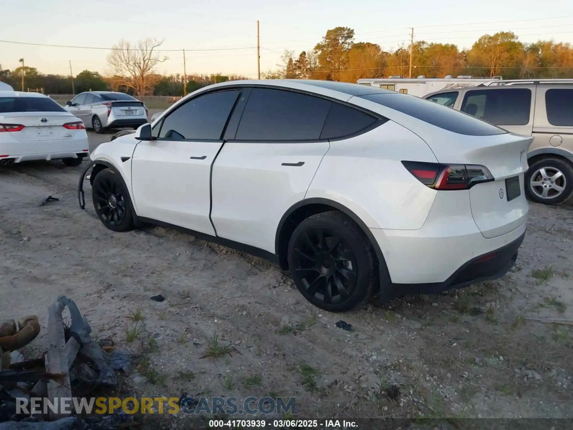 3 Photograph of a damaged car 7SAYGDEE6NF313110 TESLA MODEL Y 2022