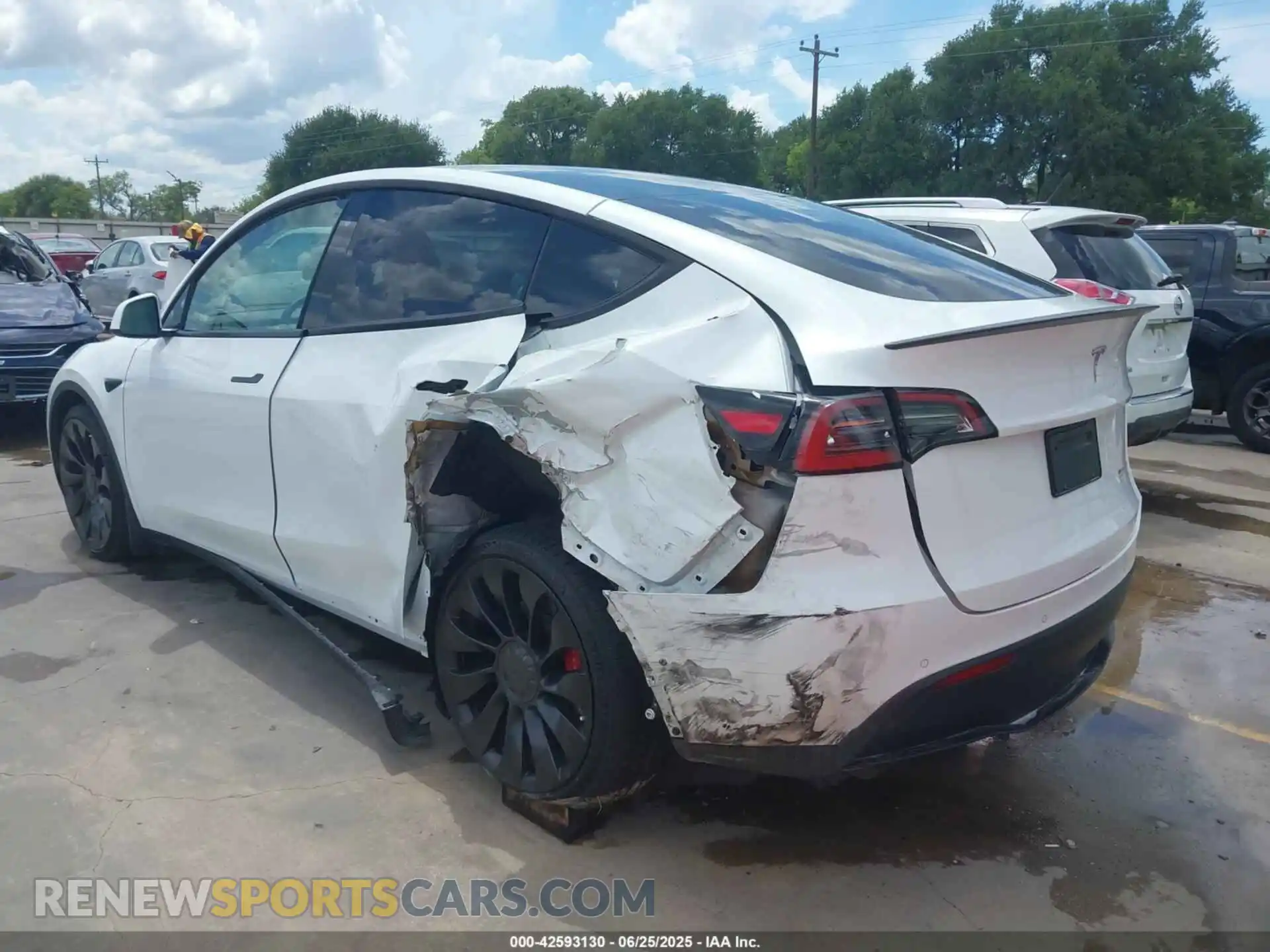 3 Photograph of a damaged car 7SAYGDEF0NF530905 TESLA MODEL Y 2022