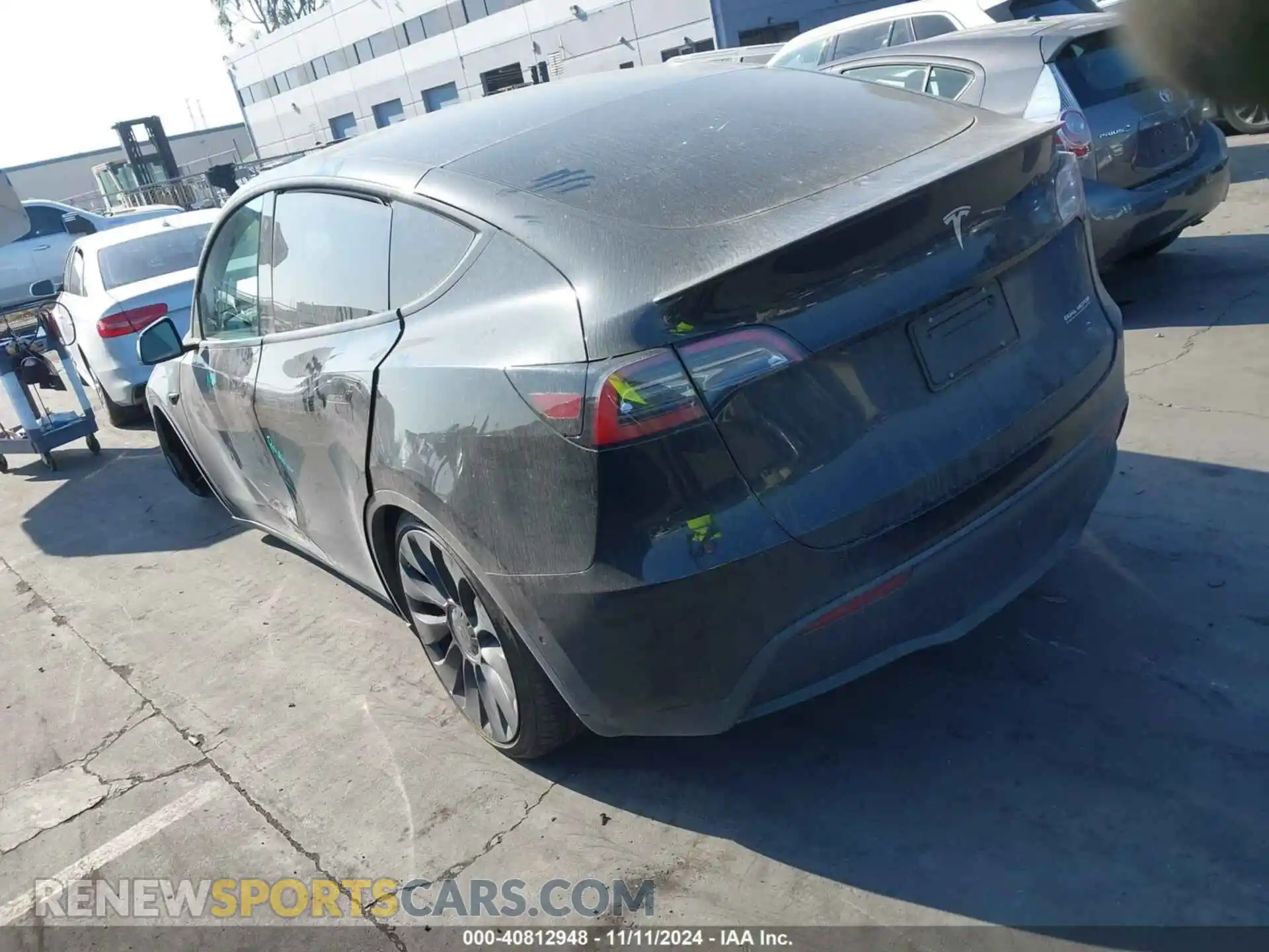 3 Photograph of a damaged car 7SAYGDEF7NF552240 TESLA MODEL Y 2022