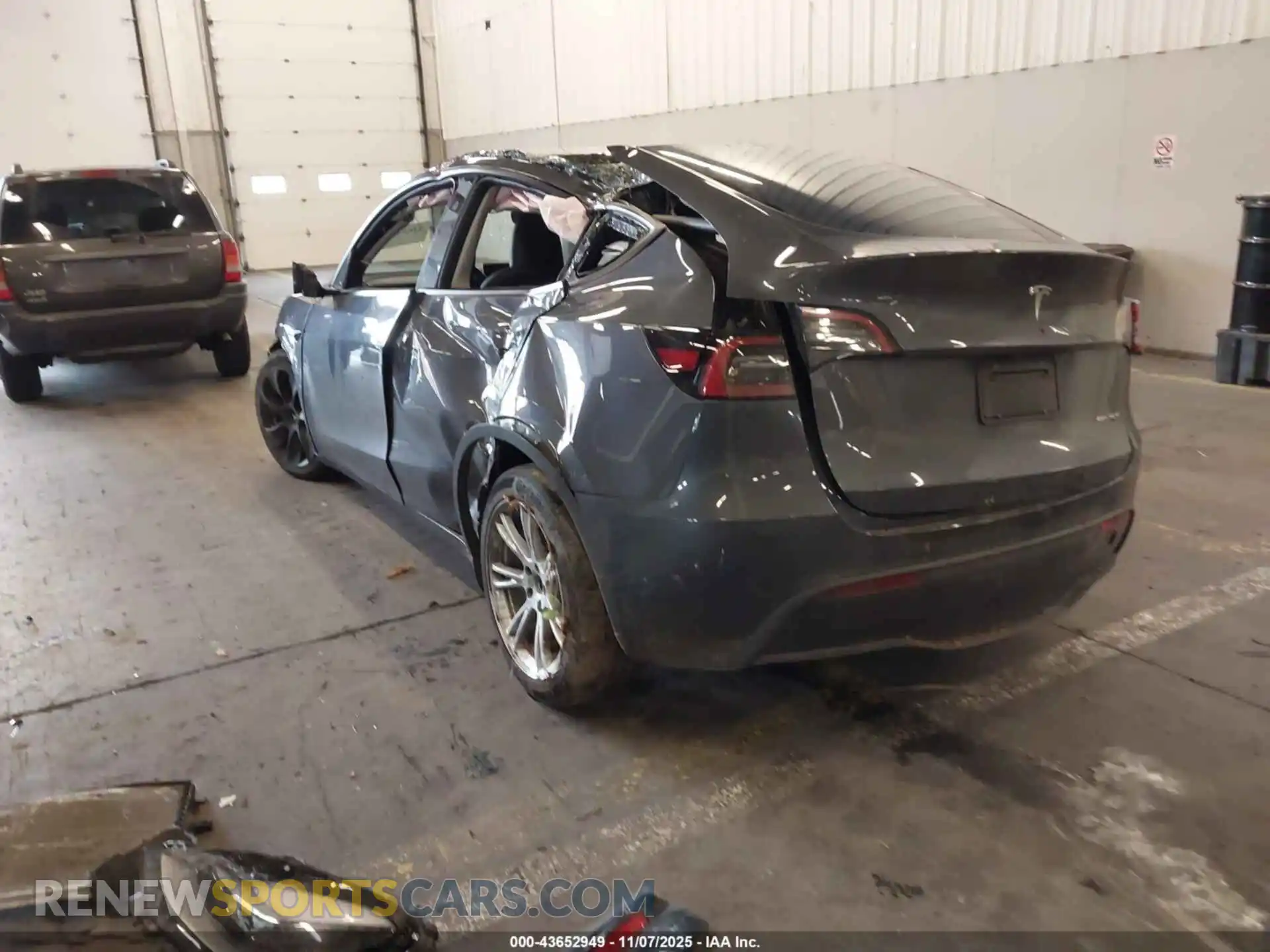 3 Photograph of a damaged car 7SAYGAEE6PF882606 TESLA MODEL Y 2023