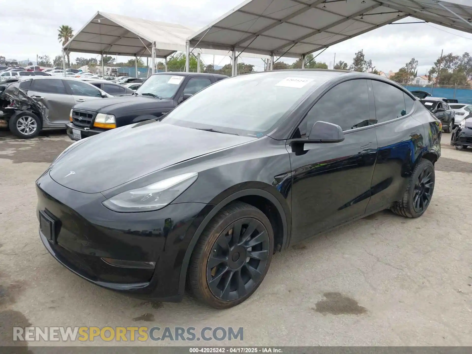 2 fotografías del automóvil dañado 7SAYGAEE7PF741916 TESLA MODEL Y 2023