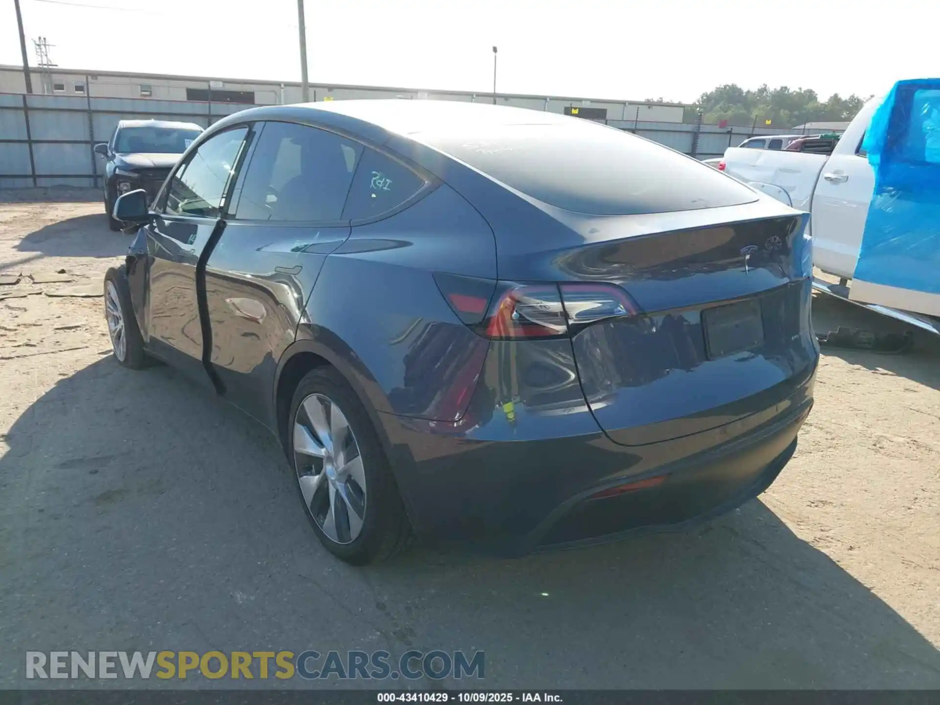 3 Photograph of a damaged car 7SAYGAEE9PF969545 TESLA MODEL Y 2023
