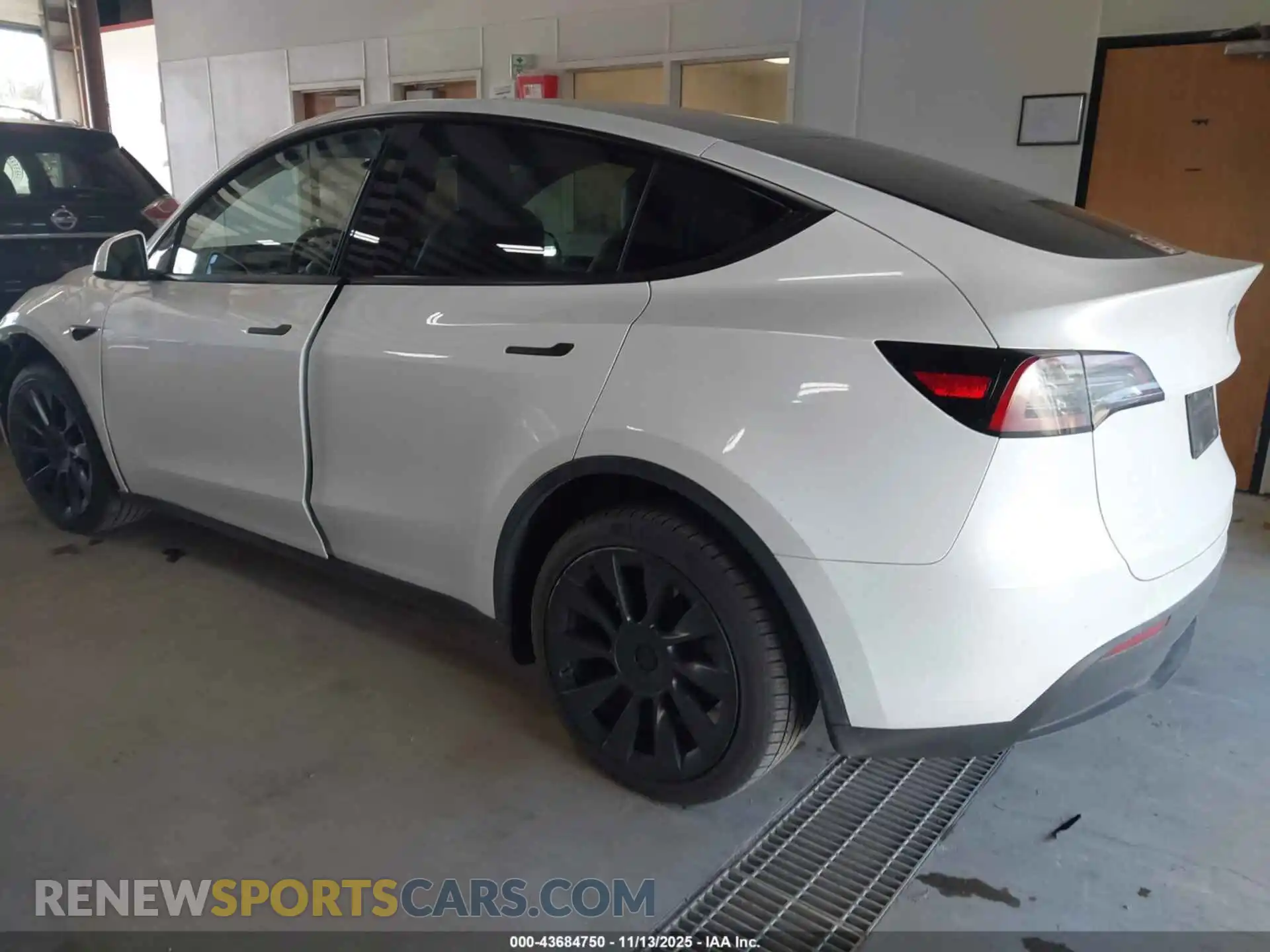 3 fotografías del automóvil dañado 7SAYGDEE1PA177520 TESLA MODEL Y 2023