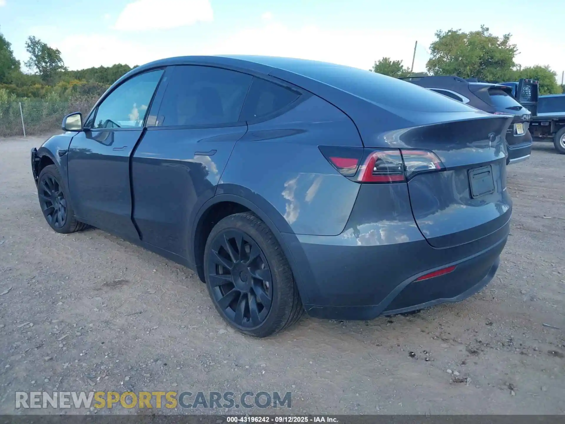 3 Photograph of a damaged car 7SAYGDEE2PF752100 TESLA MODEL Y 2023