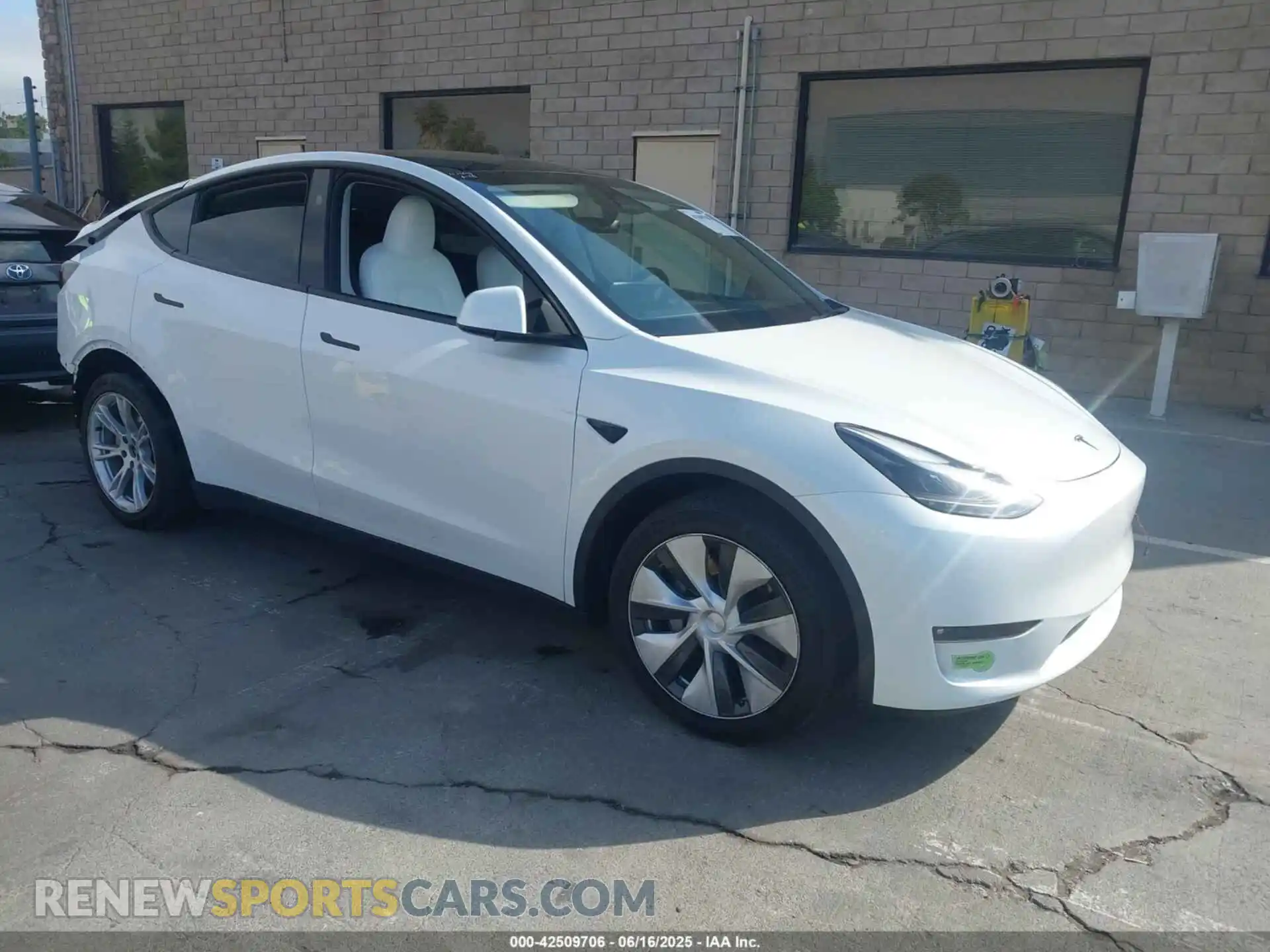 1 Photograph of a damaged car 7SAYGDEE2PF832769 TESLA MODEL Y 2023