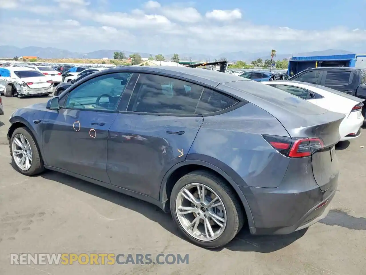 2 fotografías del automóvil dañado 7SAYGDEE4PA211224 TESLA MODEL Y 2023
