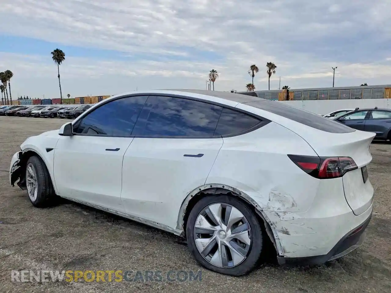 2 fotografías del automóvil dañado 7SAYGDEE8PA100675 TESLA MODEL Y 2023