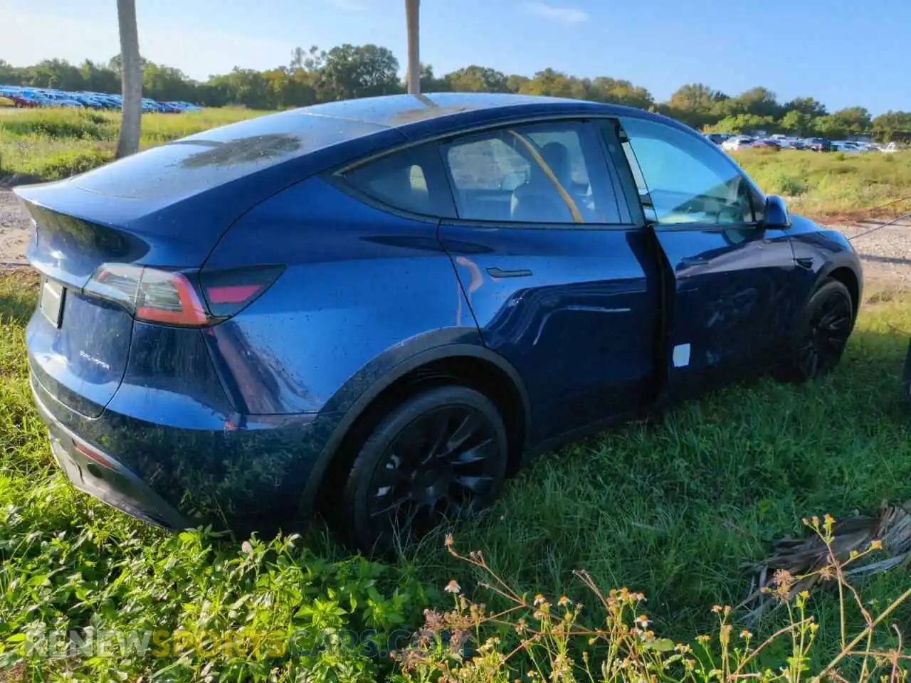 3 Photograph of a damaged car 7SAYGDEE9PF880933 TESLA MODEL Y 2023