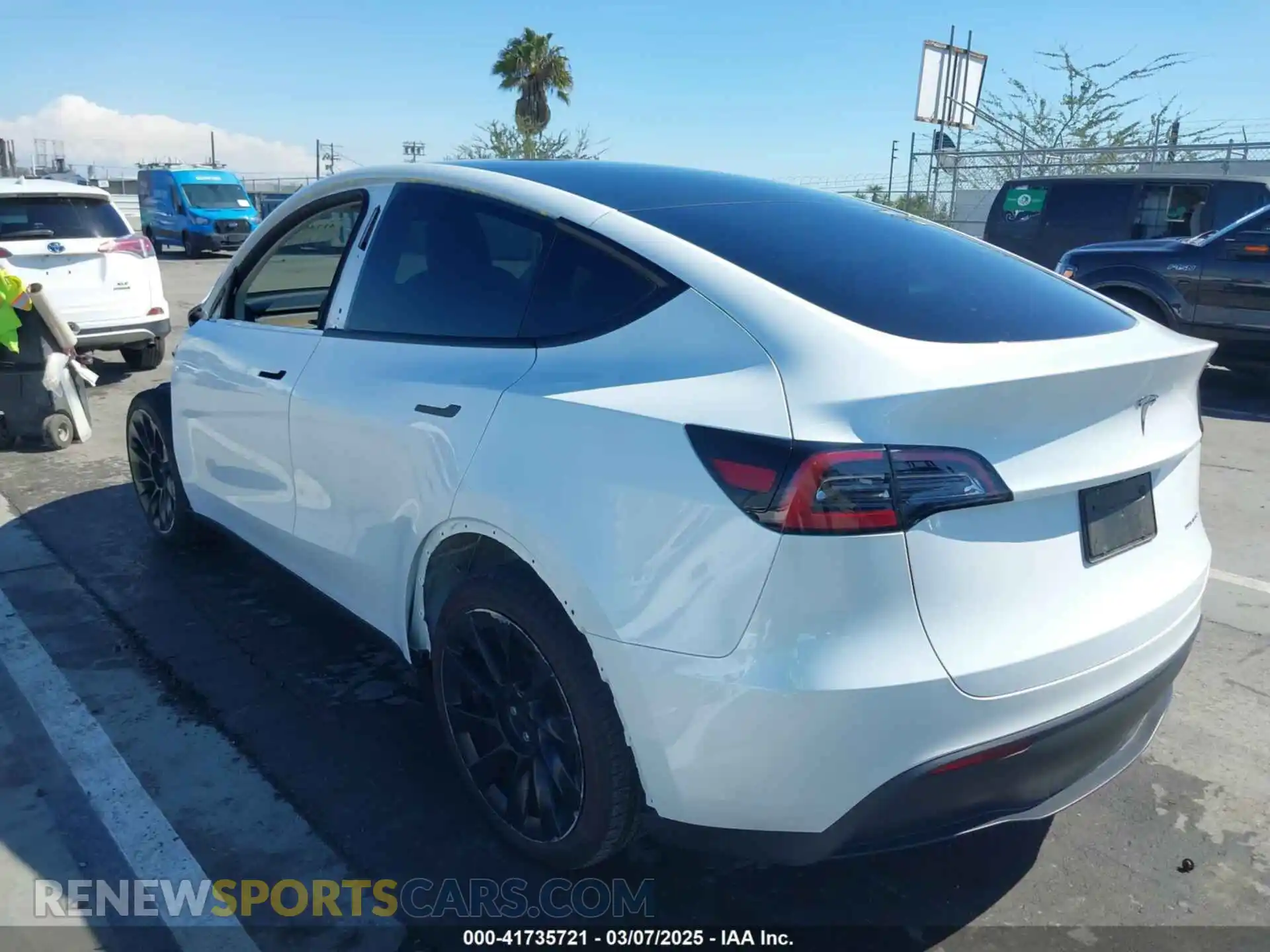 3 fotografías del automóvil dañado 7SAYGDEEXPA129790 TESLA MODEL Y 2023