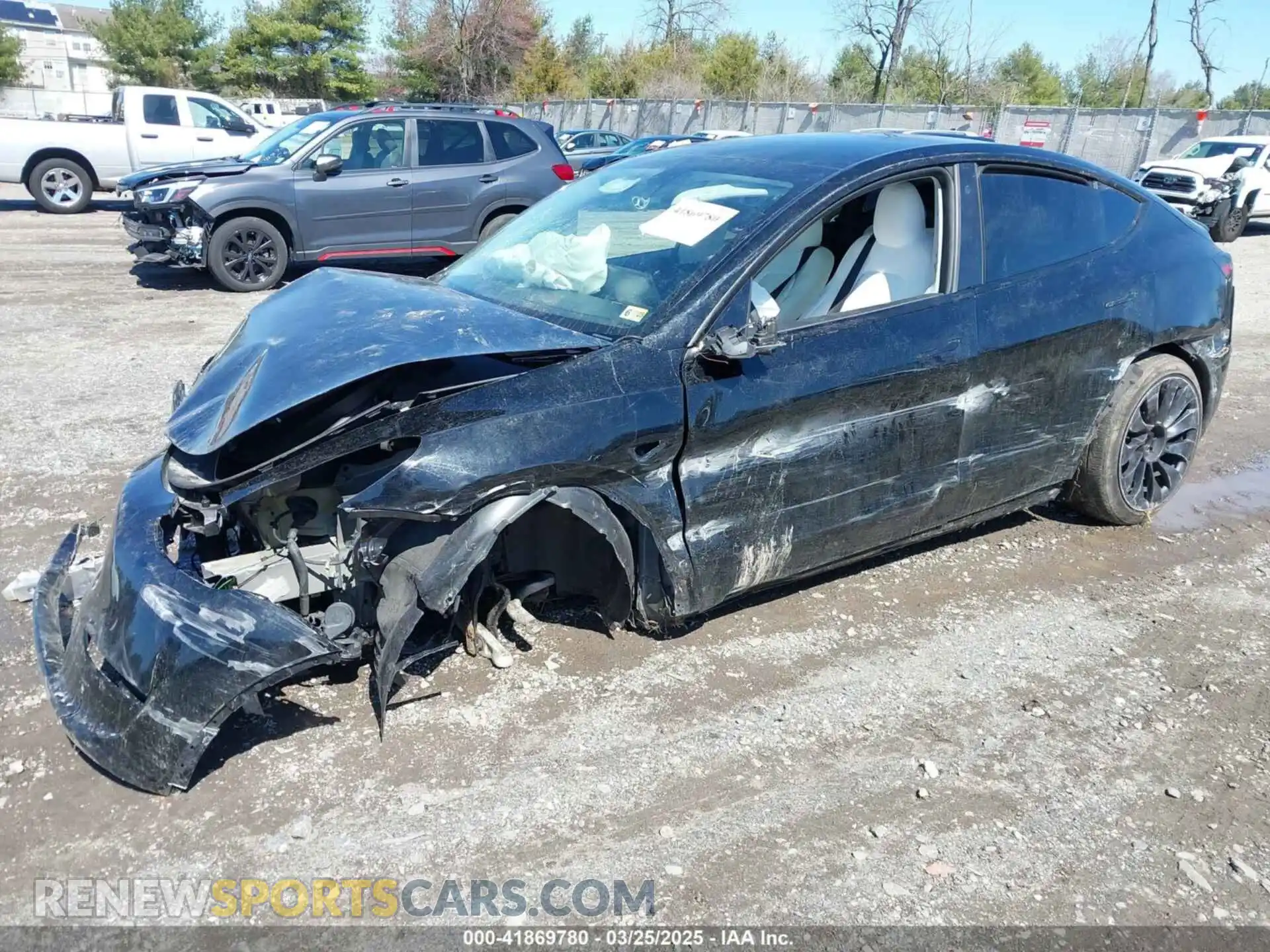 2 fotografías del automóvil dañado 7SAYGDEF0PF715703 TESLA MODEL Y 2023