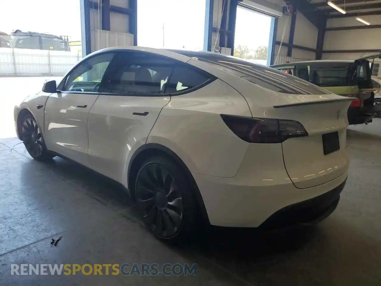 2 fotografías del automóvil dañado 7SAYGDEF9PF829103 TESLA MODEL Y 2023