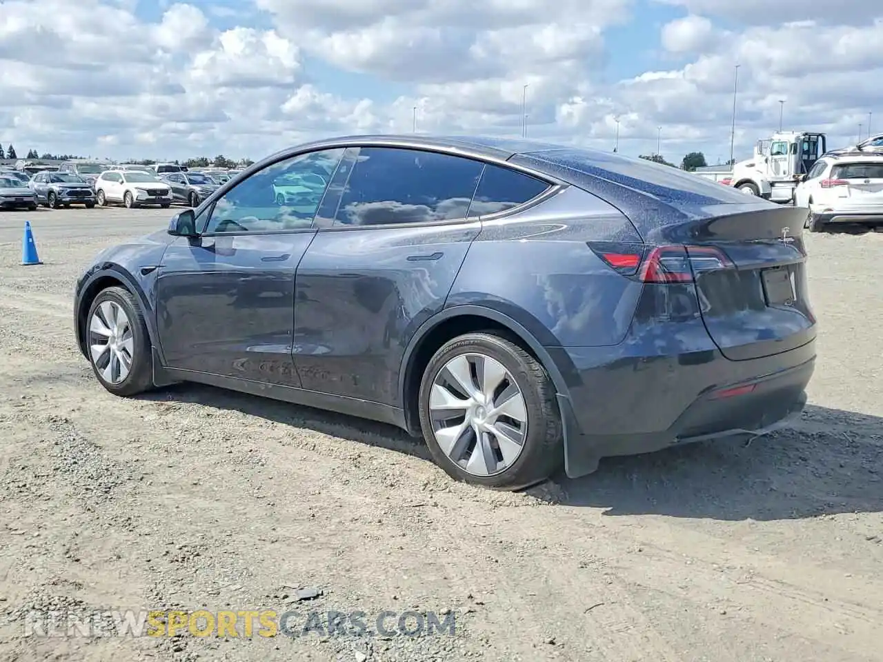 2 fotografías del automóvil dañado 7SAYGAEE1RF084761 TESLA MODEL Y 2024
