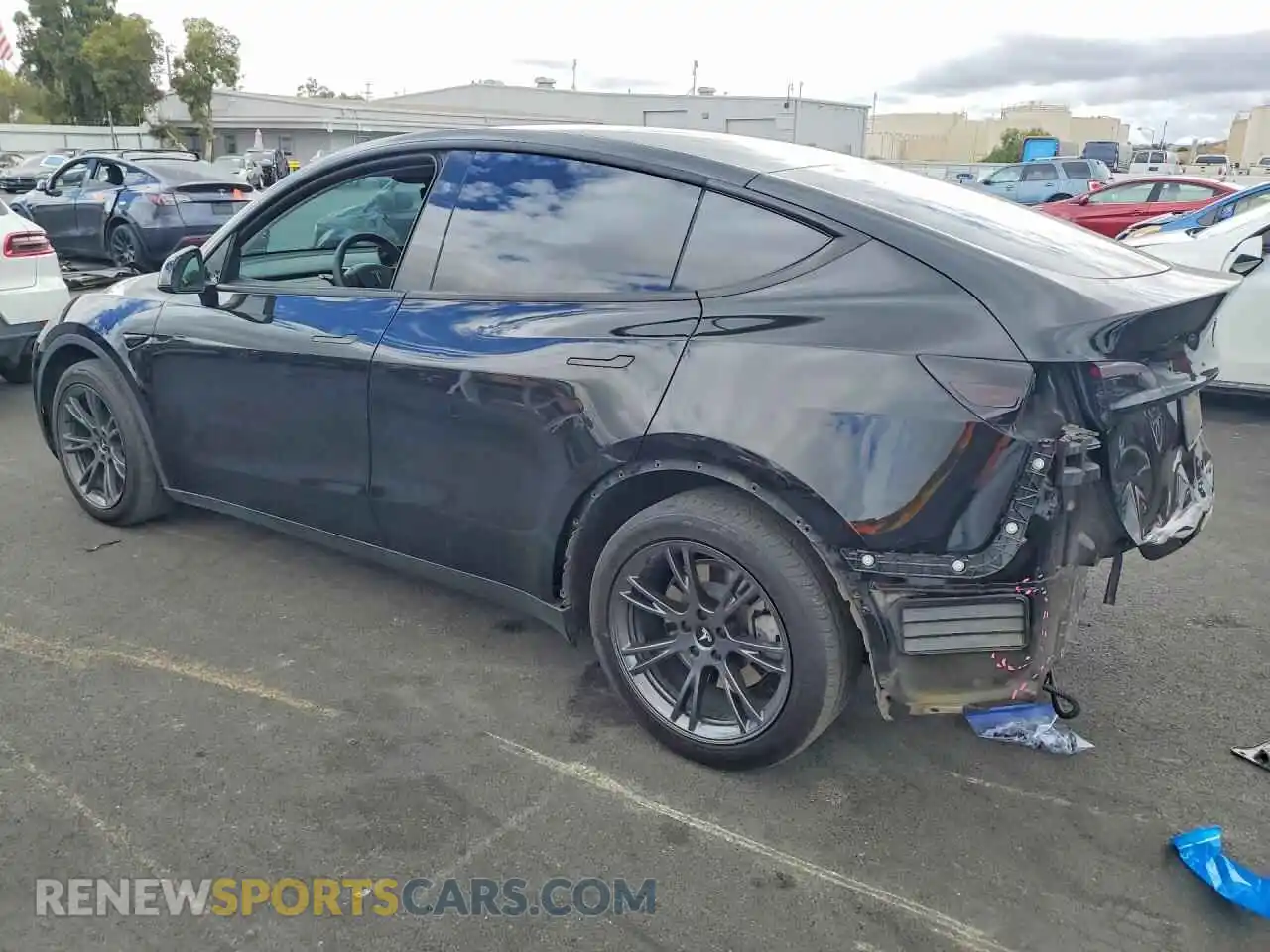 2 fotografías del automóvil dañado 7SAYGAEE2RF184321 TESLA MODEL Y 2024