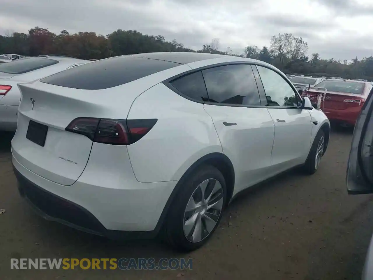 3 Photograph of a damaged car 7SAYGAEE3RF060557 TESLA MODEL Y 2024