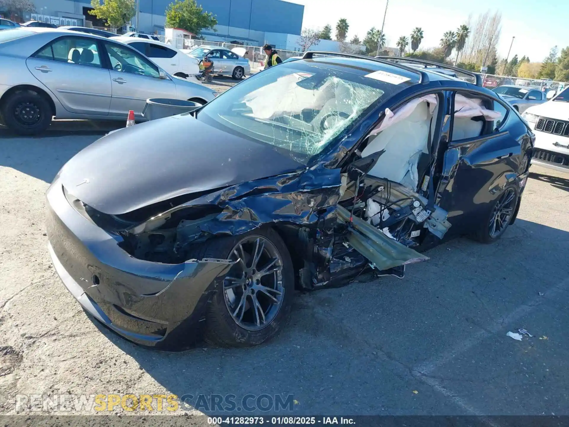 2 fotografías del automóvil dañado 7SAYGAEE7RF126351 TESLA MODEL Y 2024