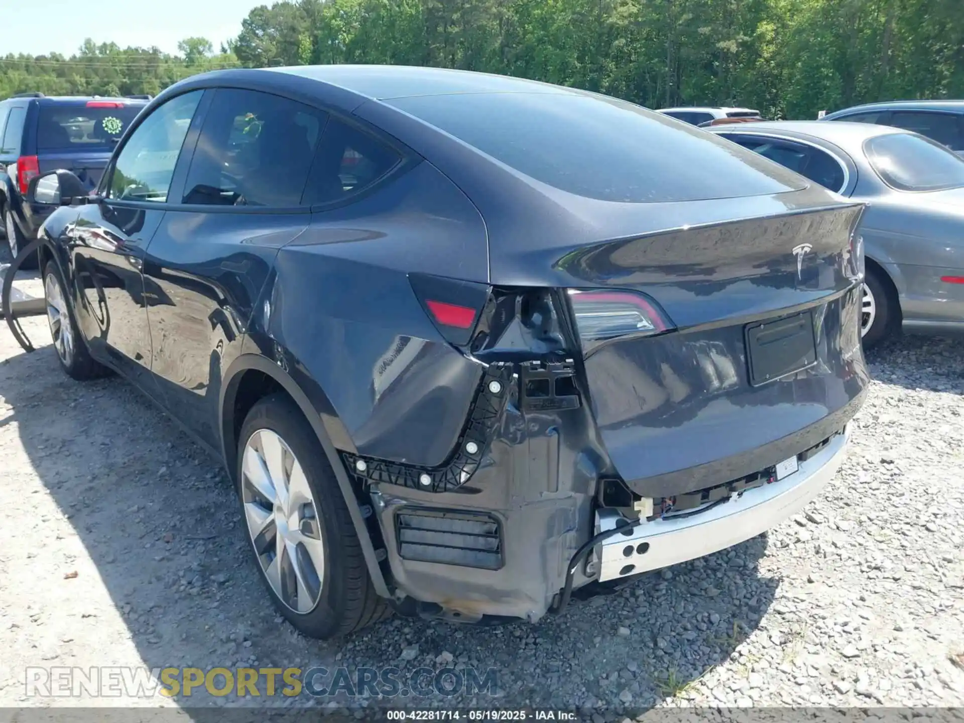 3 Photograph of a damaged car 7SAYGAEEXRF092728 TESLA MODEL Y 2024