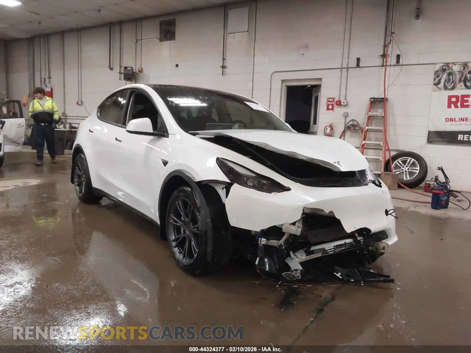 1 Photograph of a damaged car 7SAYGAEEXRF214729 TESLA MODEL Y 2024