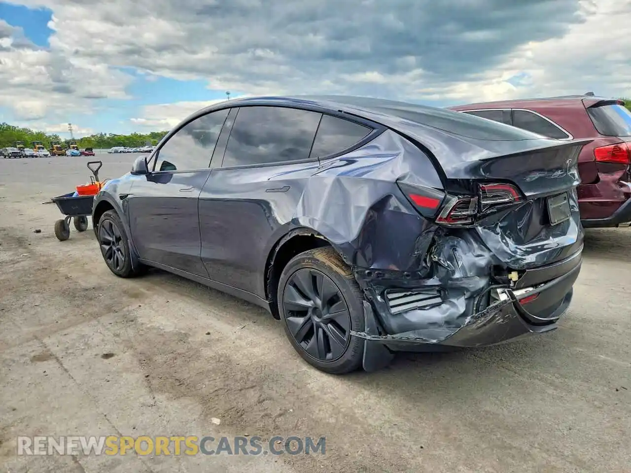 2 fotografías del automóvil dañado 7SAYGDED0RF103826 TESLA MODEL Y 2024