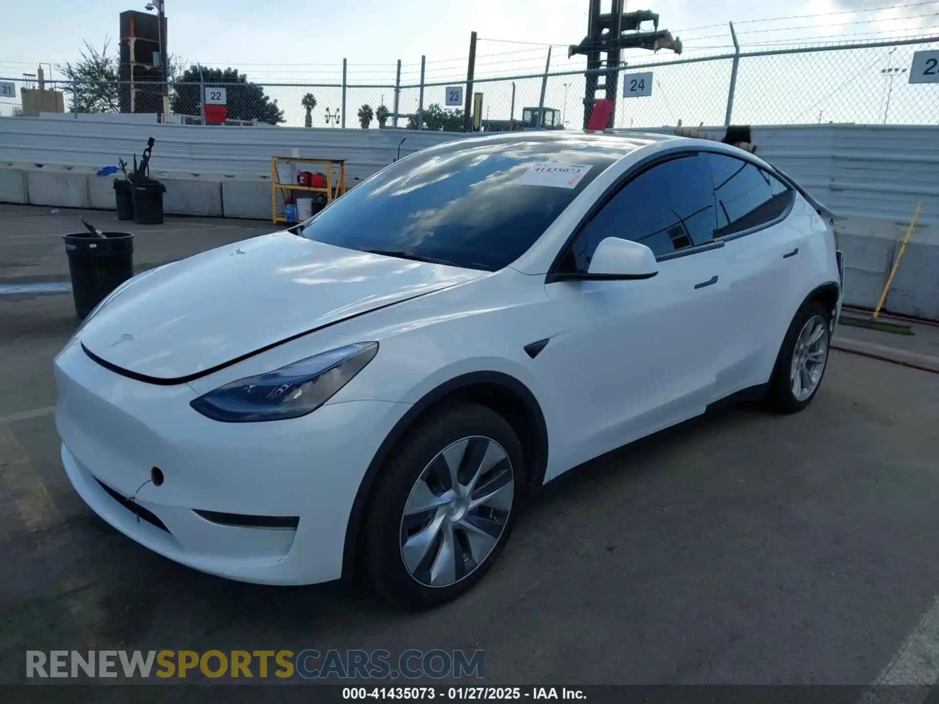 2 fotografías del automóvil dañado 7SAYGDED1RF004738 TESLA MODEL Y 2024