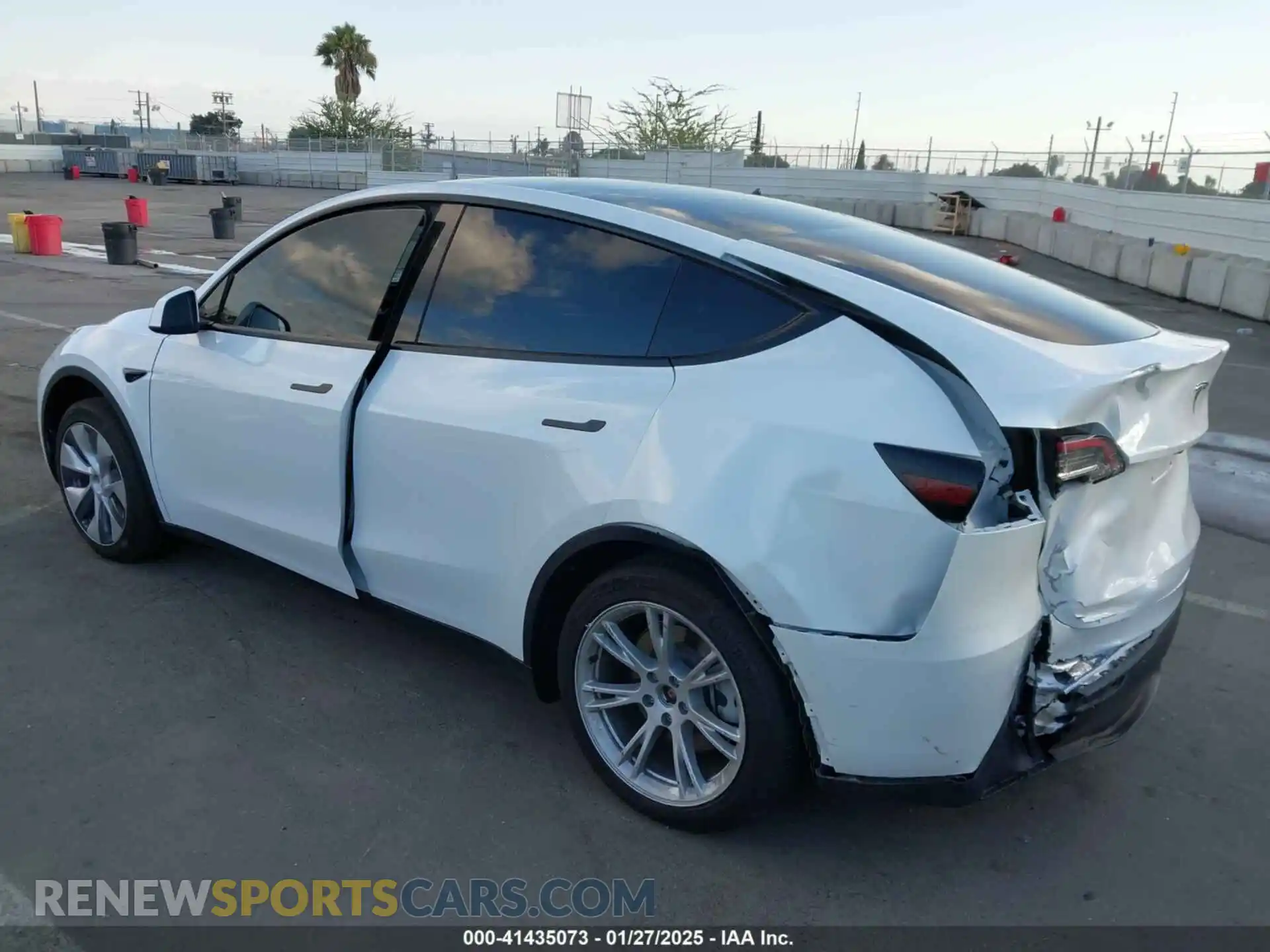 3 fotografías del automóvil dañado 7SAYGDED1RF004738 TESLA MODEL Y 2024