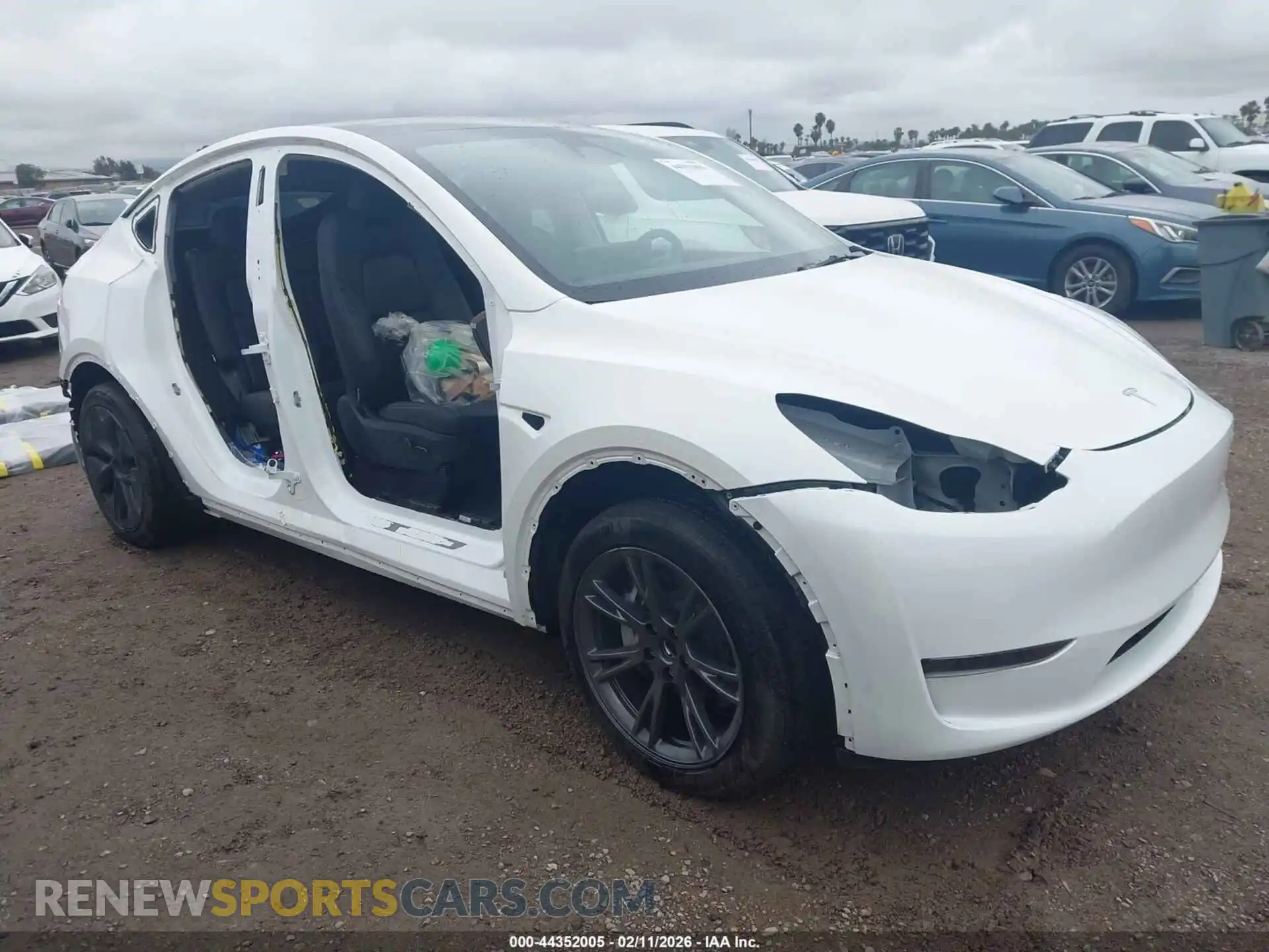 1 Photograph of a damaged car 7SAYGDED2RF192217 TESLA MODEL Y 2024