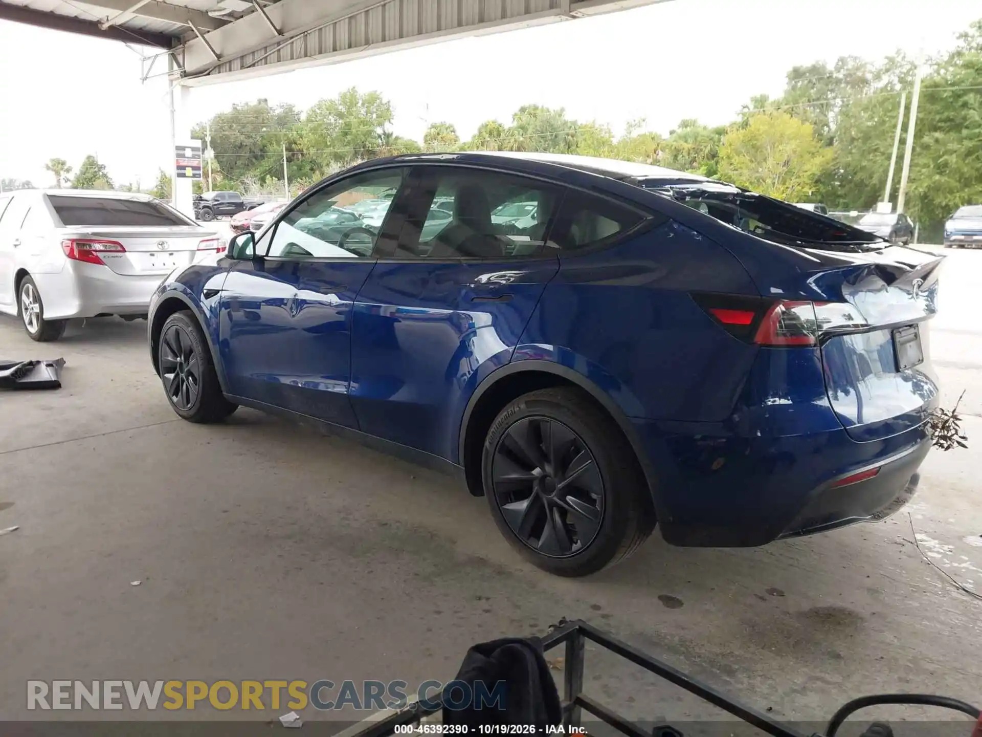 3 Photograph of a damaged car 7SAYGDED2RF209422 TESLA MODEL Y 2024