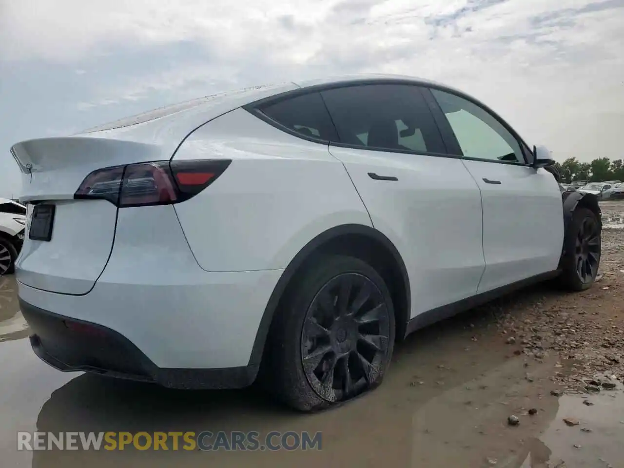 3 Photograph of a damaged car 7SAYGDED3RF008399 TESLA MODEL Y 2024