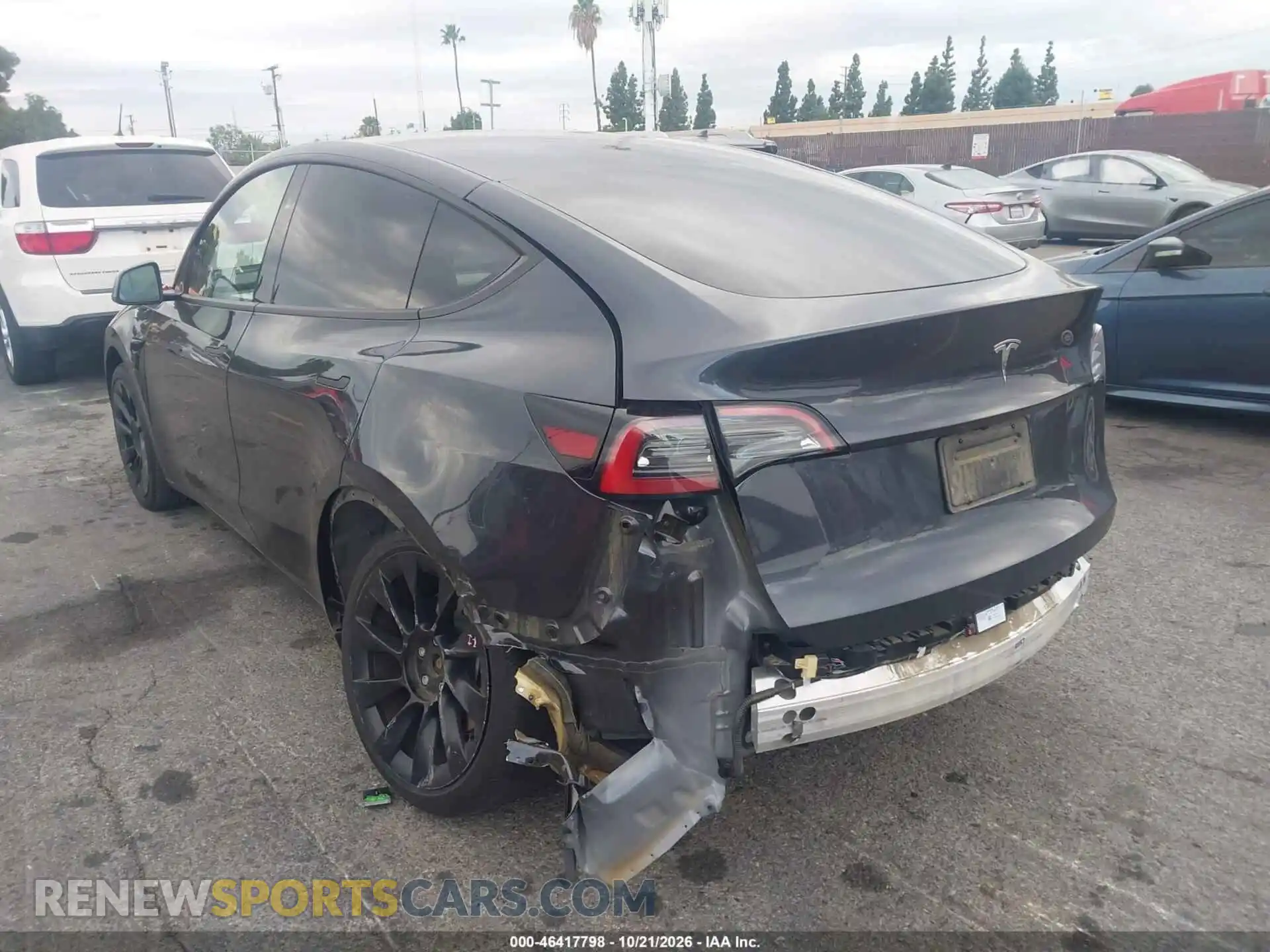 3 Photograph of a damaged car 7SAYGDED3RF152888 TESLA MODEL Y 2024
