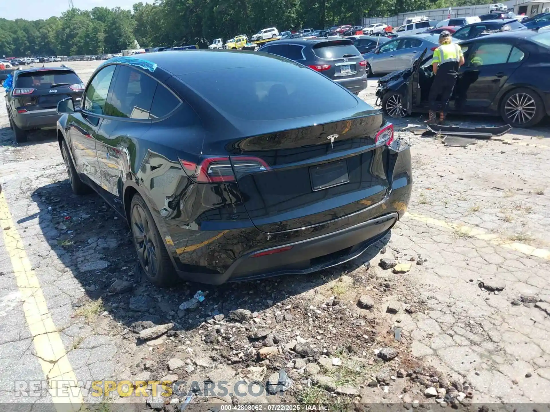 3 Photograph of a damaged car 7SAYGDED4RA332118 TESLA MODEL Y 2024