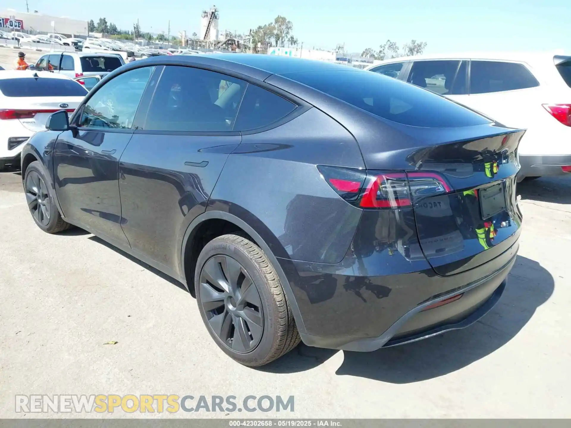 3 Photograph of a damaged car 7SAYGDED4RF115252 TESLA MODEL Y 2024